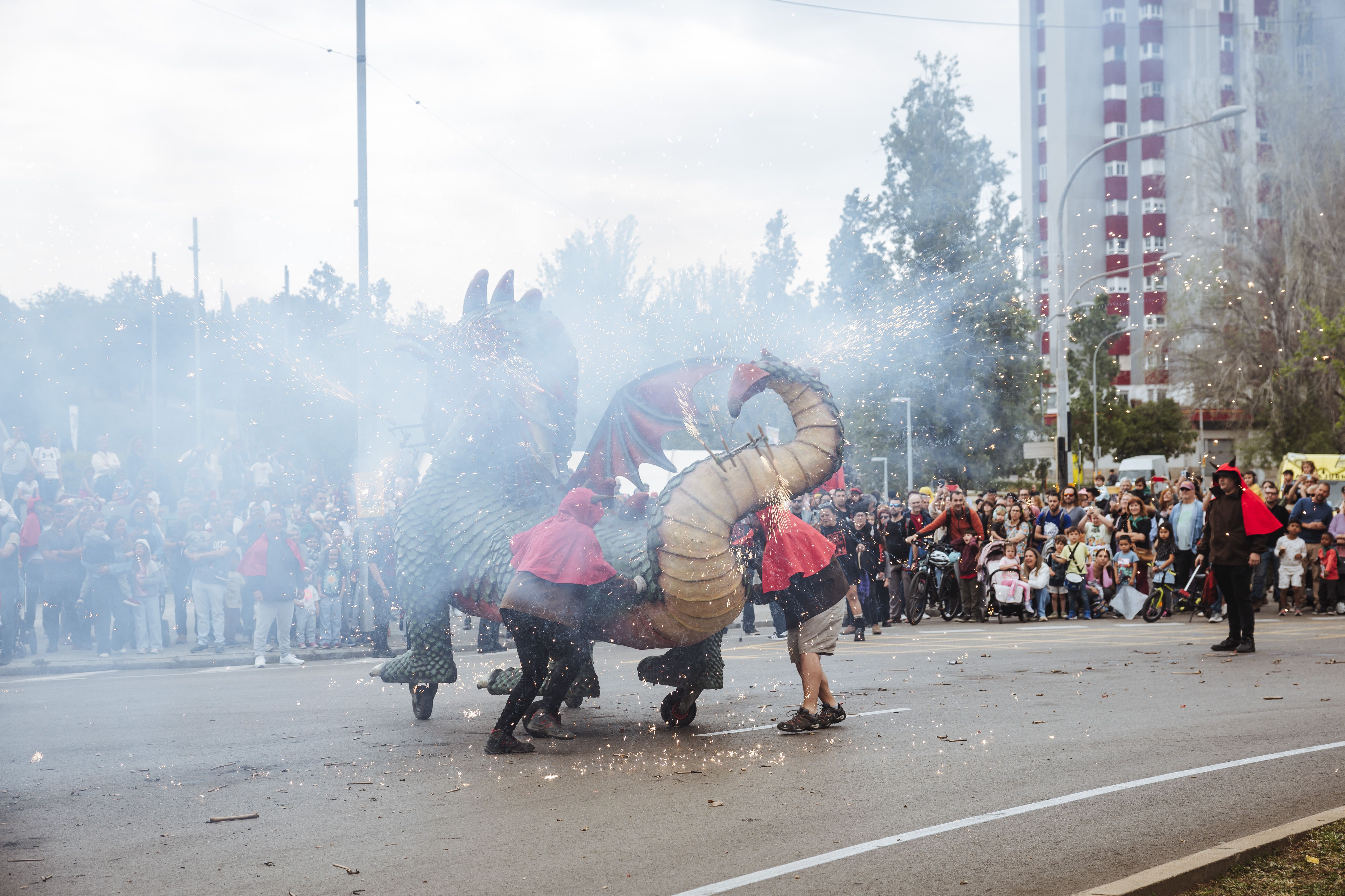 Espurnes i fum envolten el drac en un dels moments més intensos del recorregut. FOTOS: Arnau Padilla