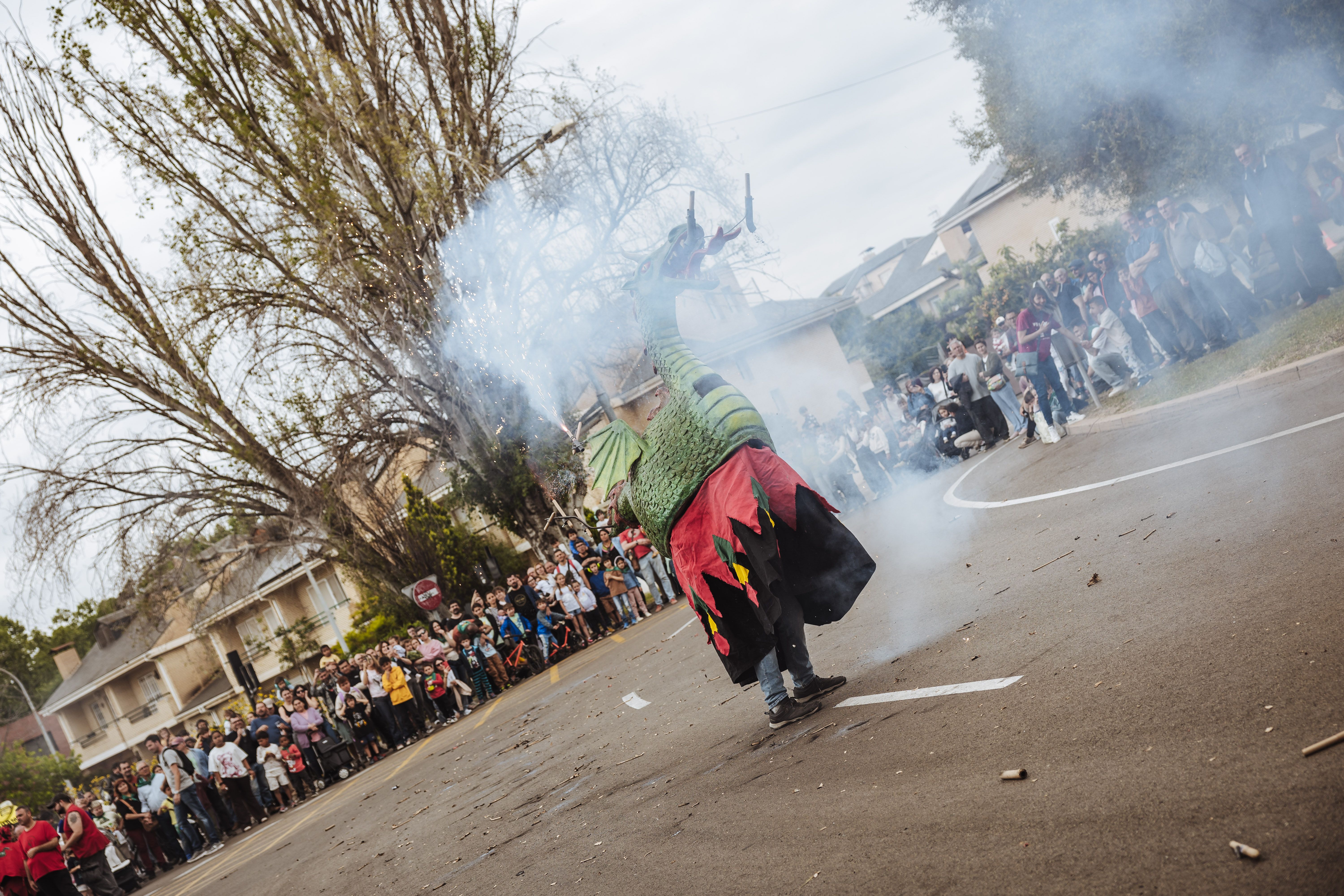 El drac gira sobre si mateix enmig del foc i l’expectació del públic. FOTOS: Arnau Padilla