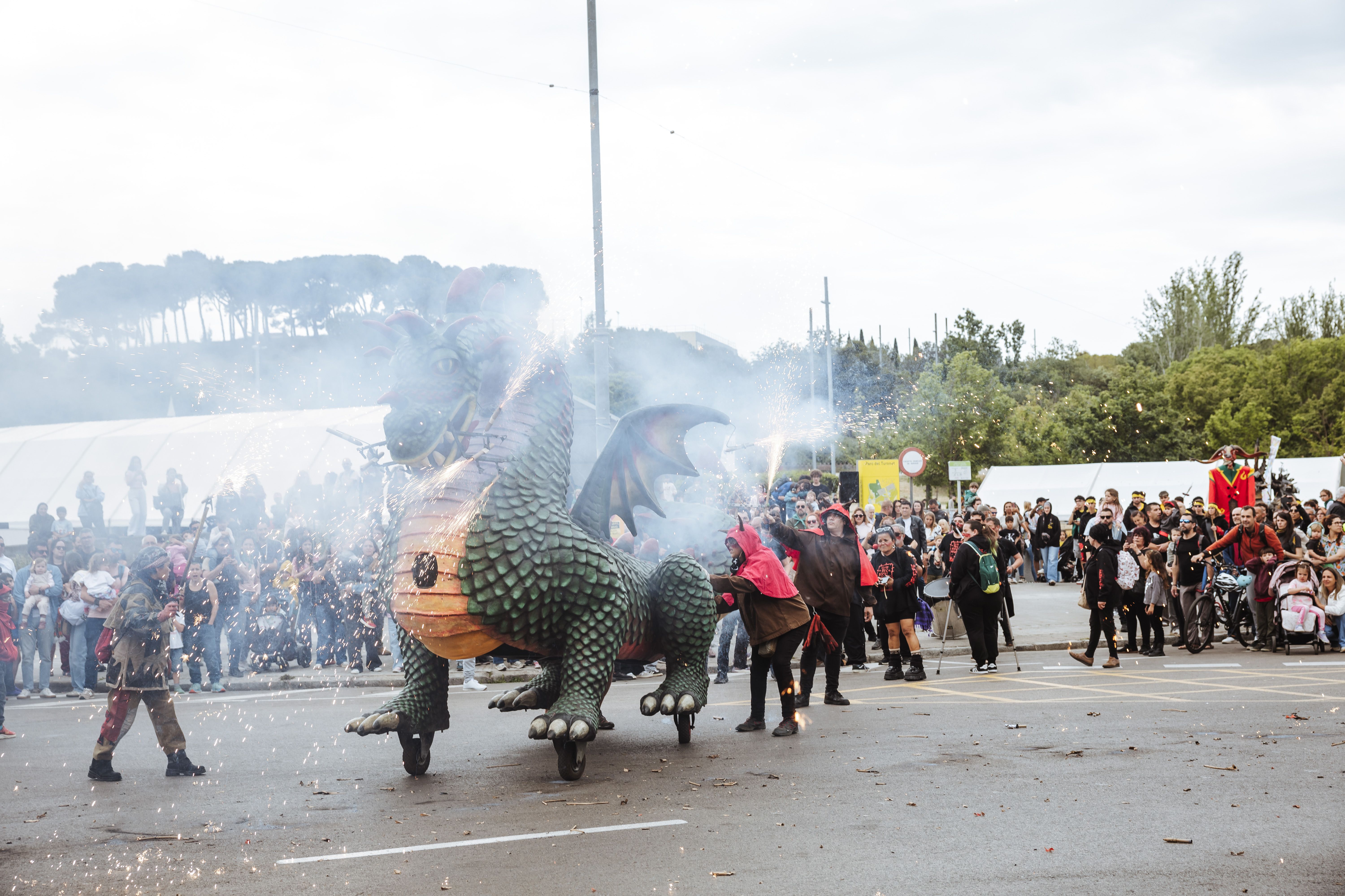 El drac avança acompanyat dels portadors i els diables en un tram del recorregut. FOTOS: Arnau Padilla