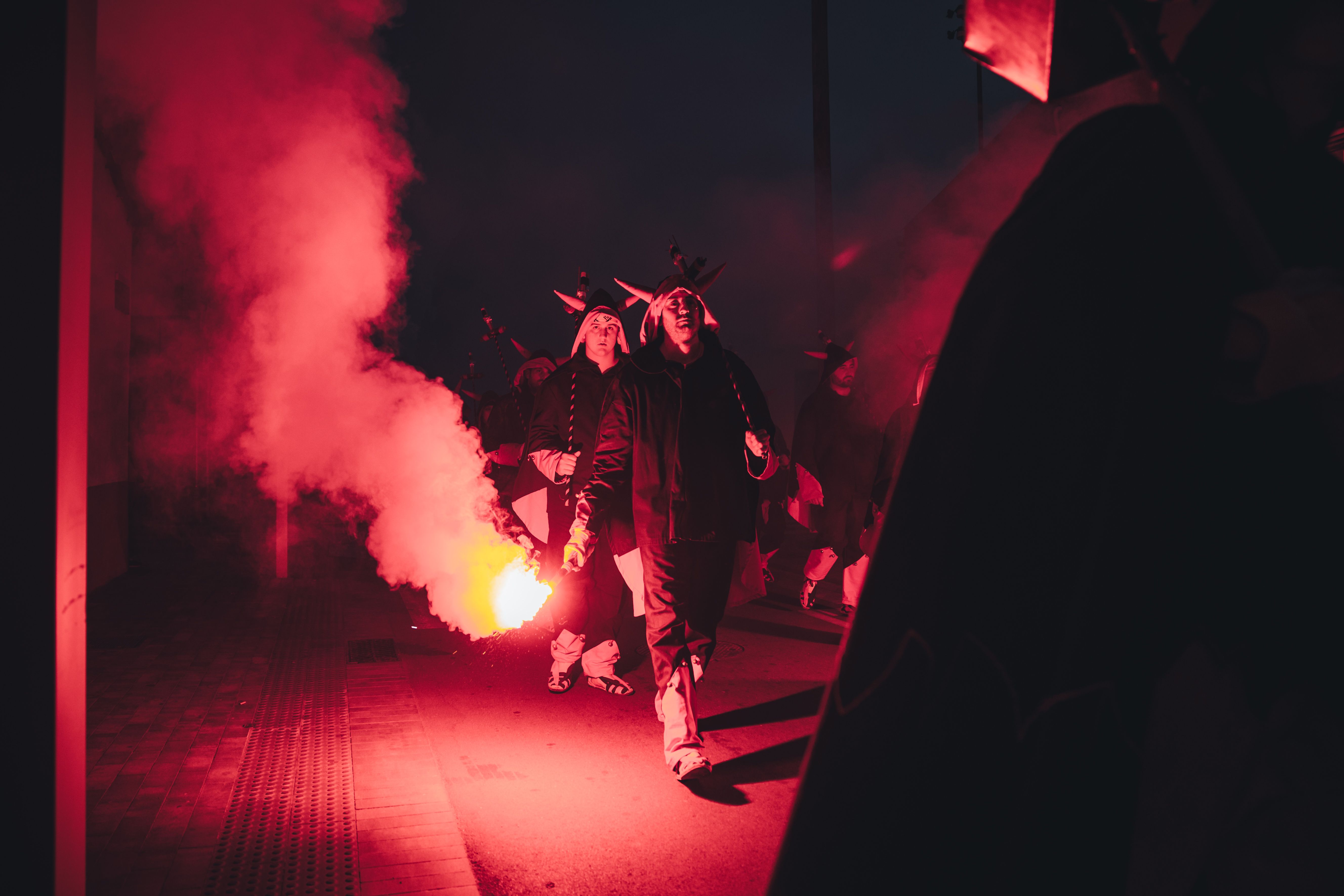 Els diables comencen a encendre els ceptrots i el foc pren protagonisme. FOTOS: Arnau Padilla