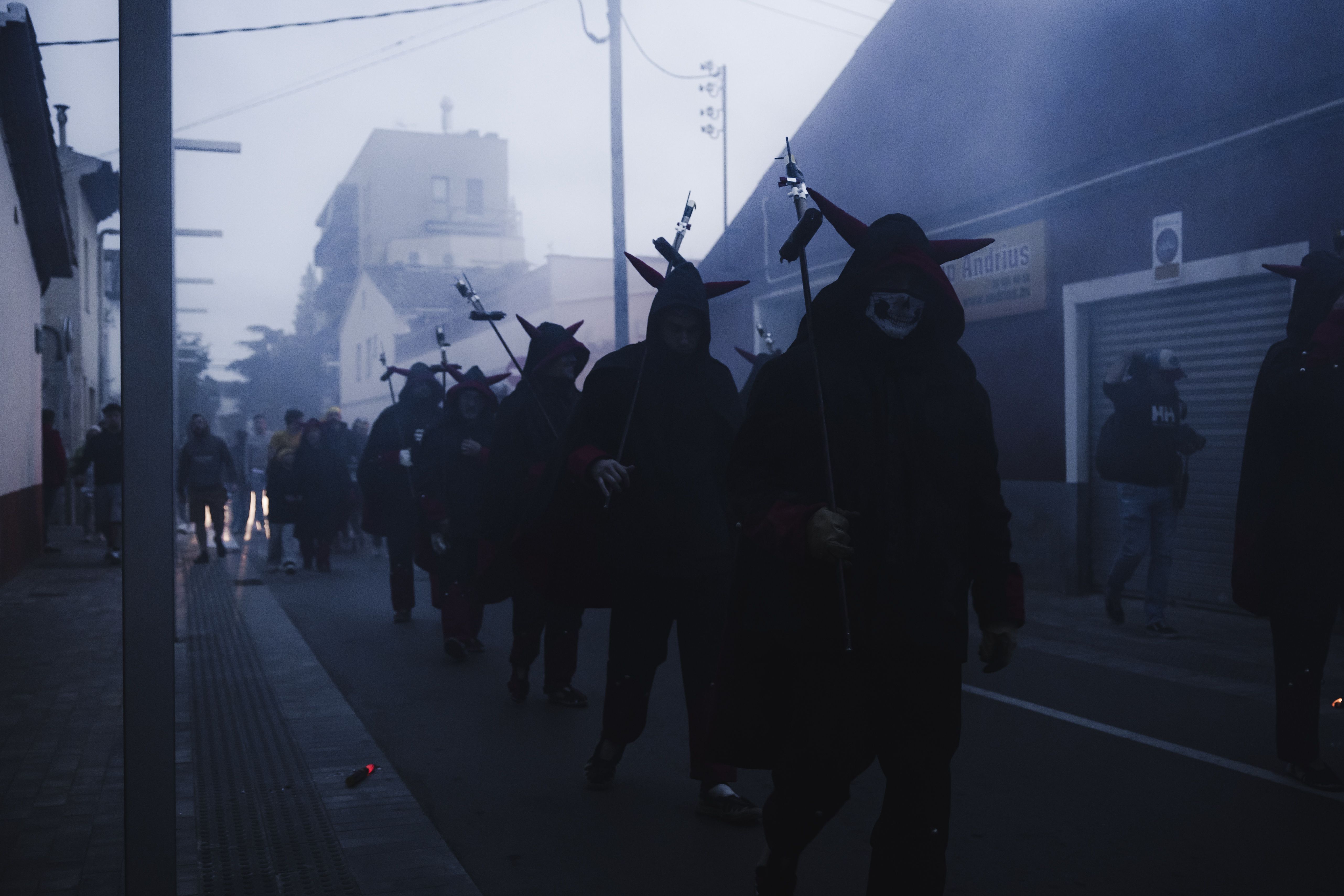 Els diables avancen entre fum i espurnes, en un ambient cada cop més dens. FOTOS: Arnau Padilla