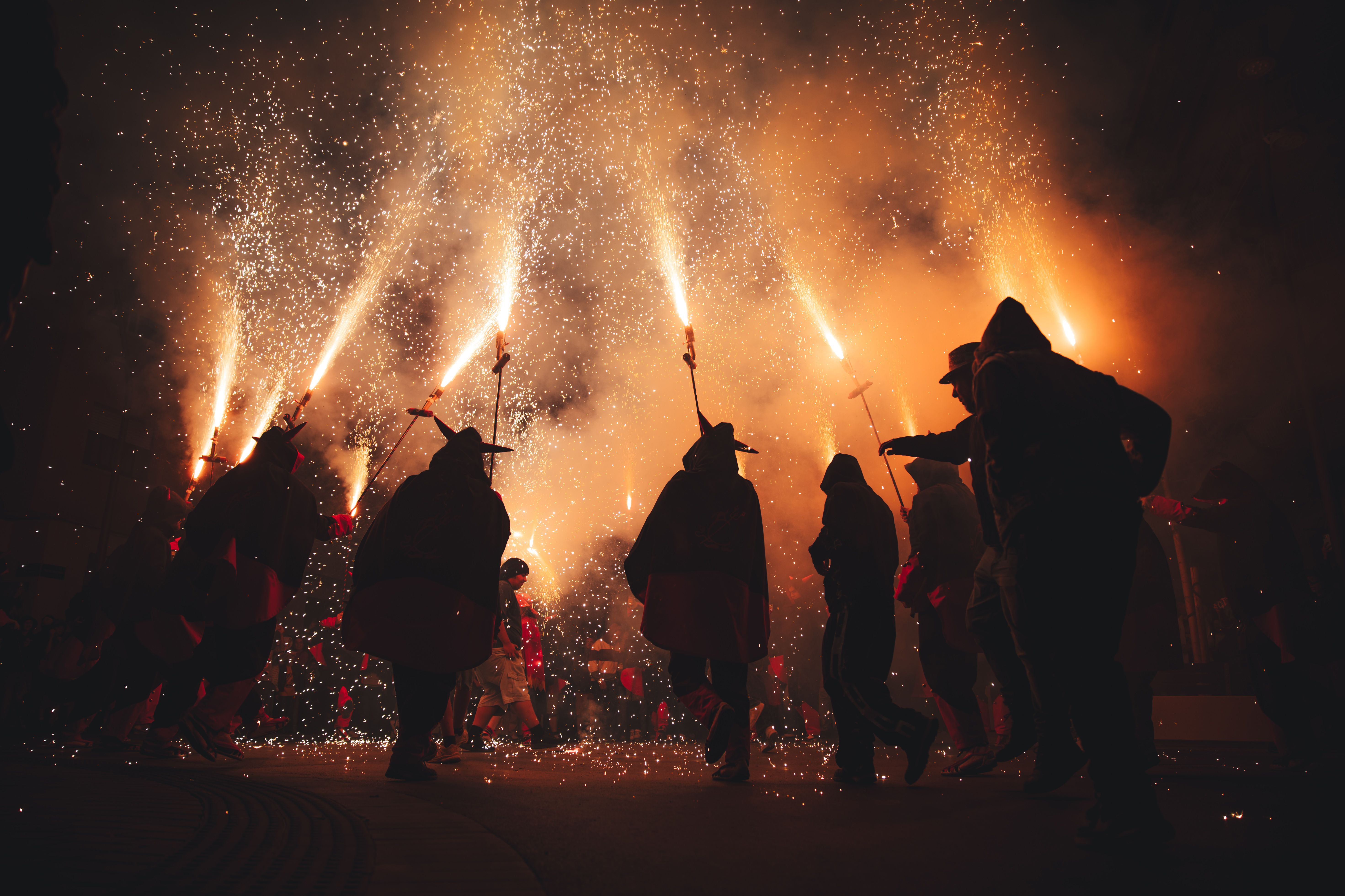 Una explosió de llum i espurnes marca un dels moments culminants de la nit. FOTOS: Arnau Padilla