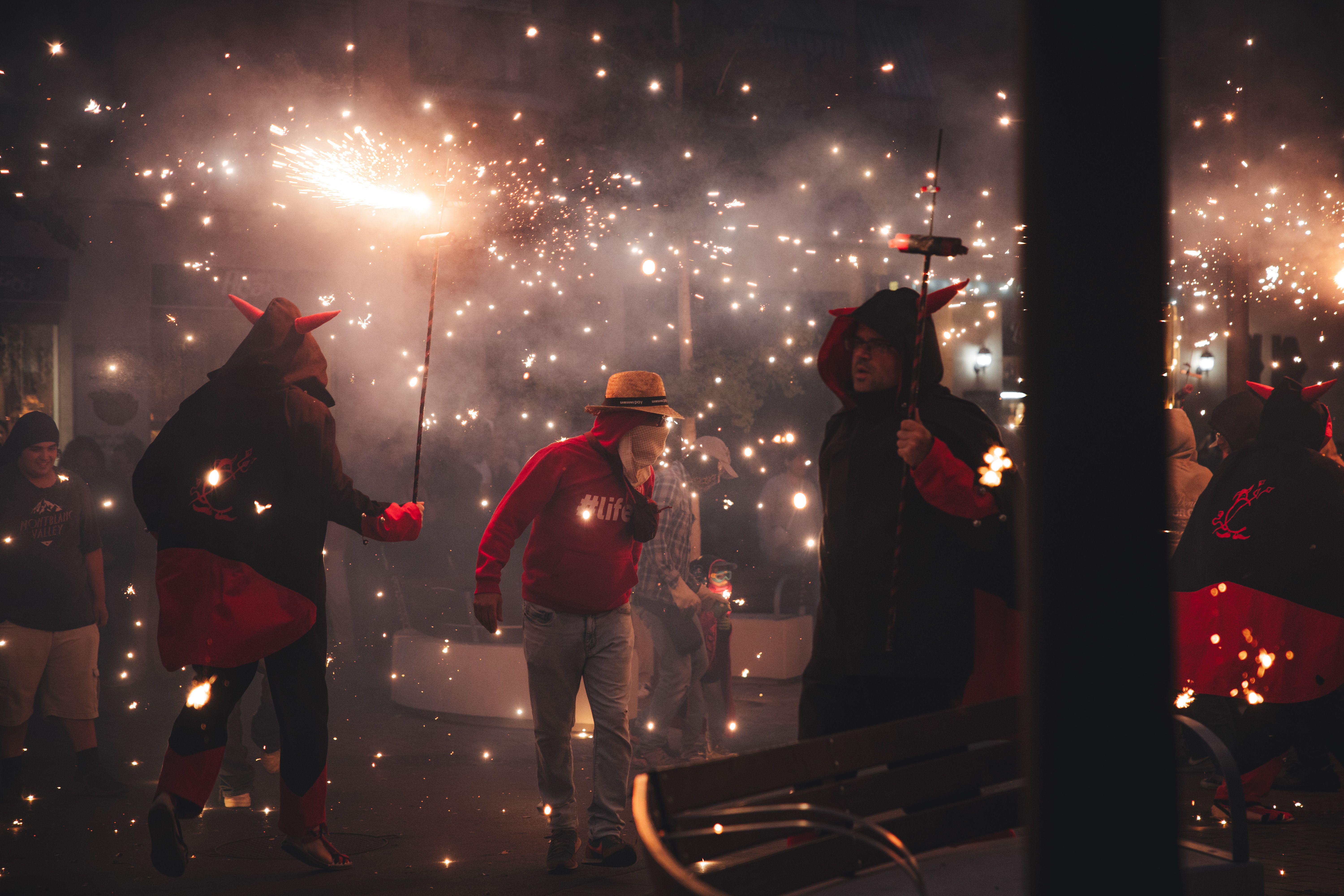 El foc dibuixa una cortina d’espurnes que envolta diables i públic. FOTOS: Arnau Padilla