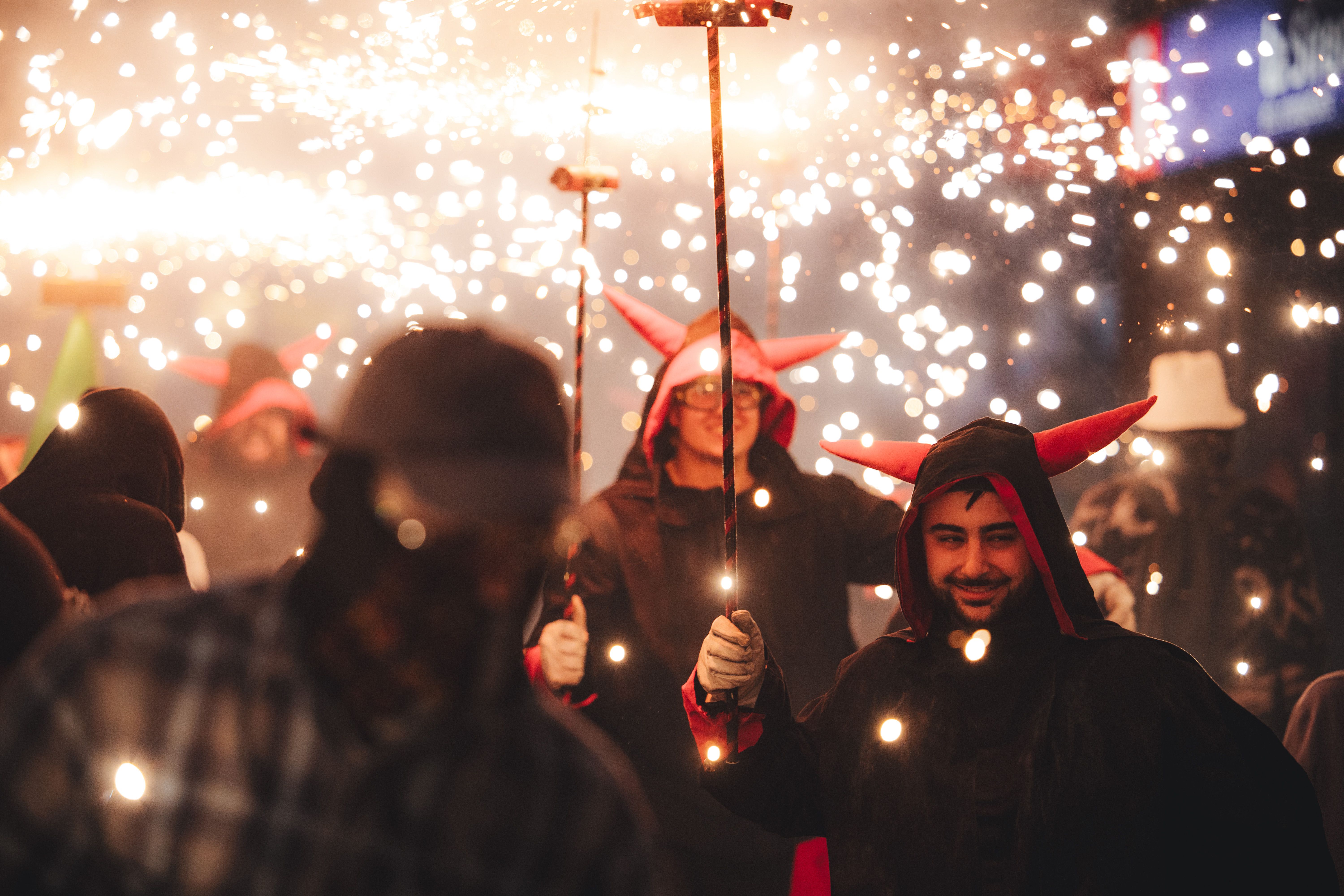 Un dels moments més espectaculars de la cercavila, amb una pluja intensa d’espurnes sobre els participants. FOTOS: Arnau Padilla