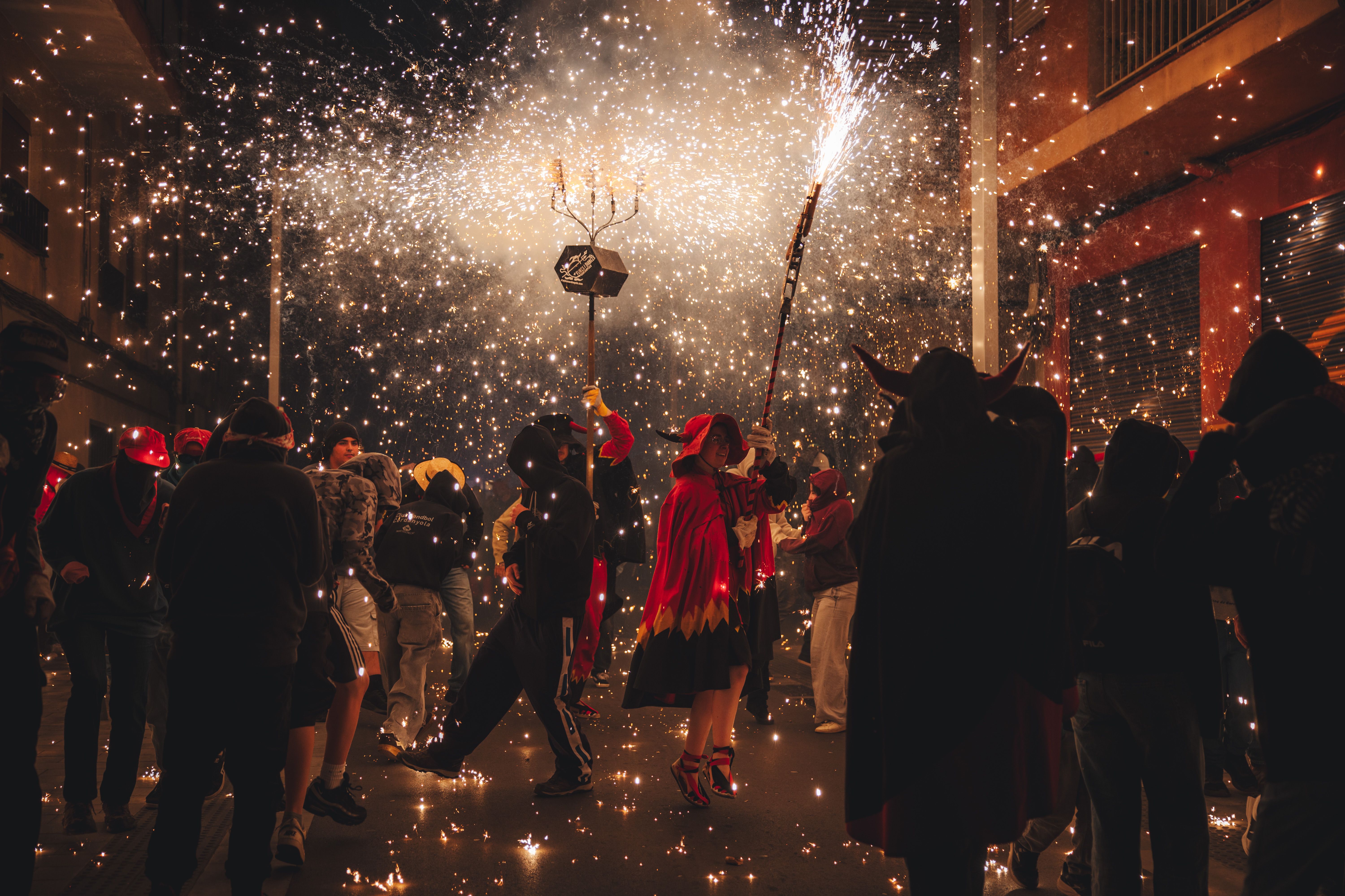 La cercavila manté la intensitat amb el foc creuant tot el carrer. FOTOS: Arnau Padilla