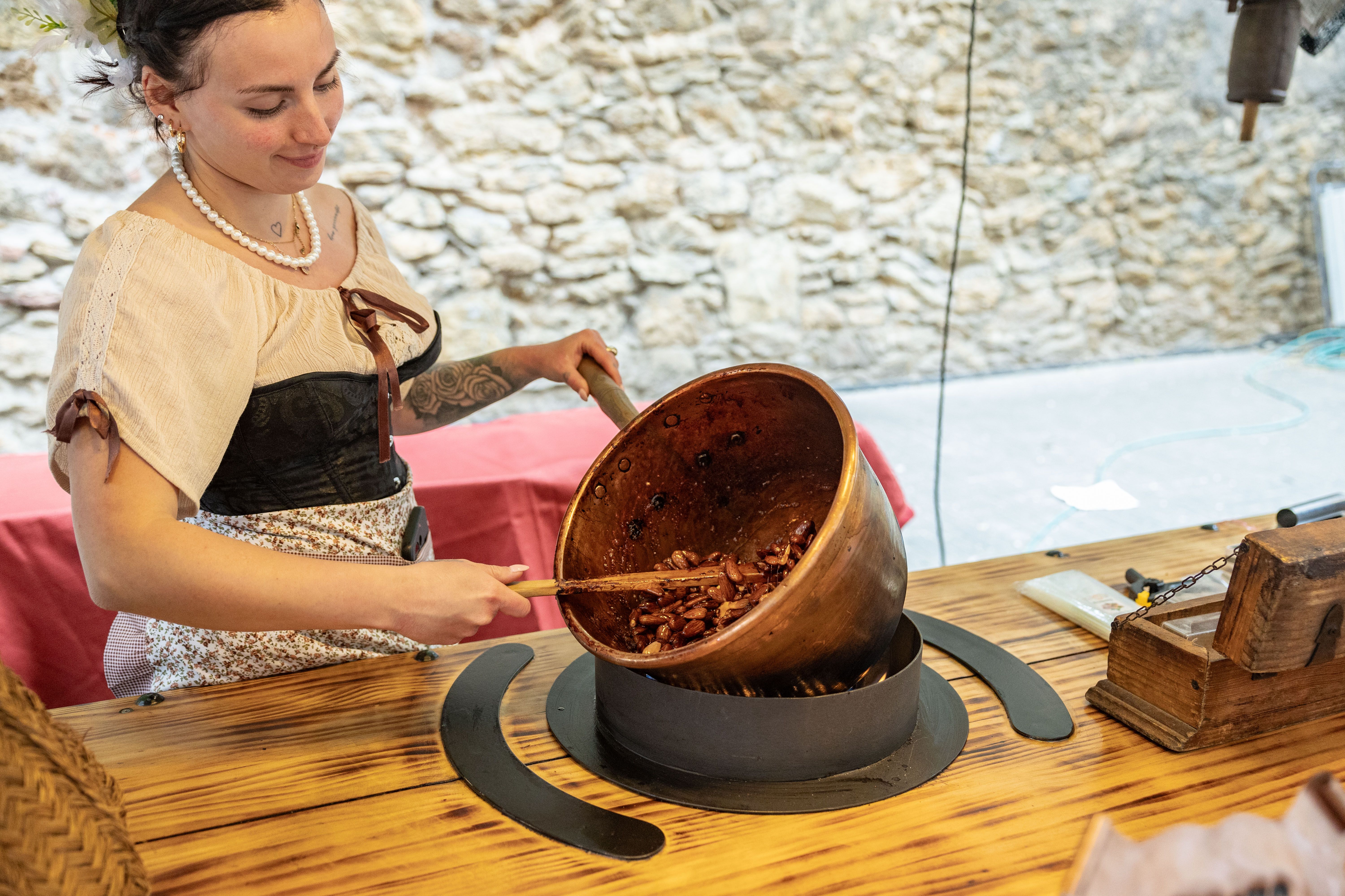 Elaboració d’ametlles caramel·litzades en directe, una de les propostes gastronòmiques més vistoses. FOTO: Arnau Padilla