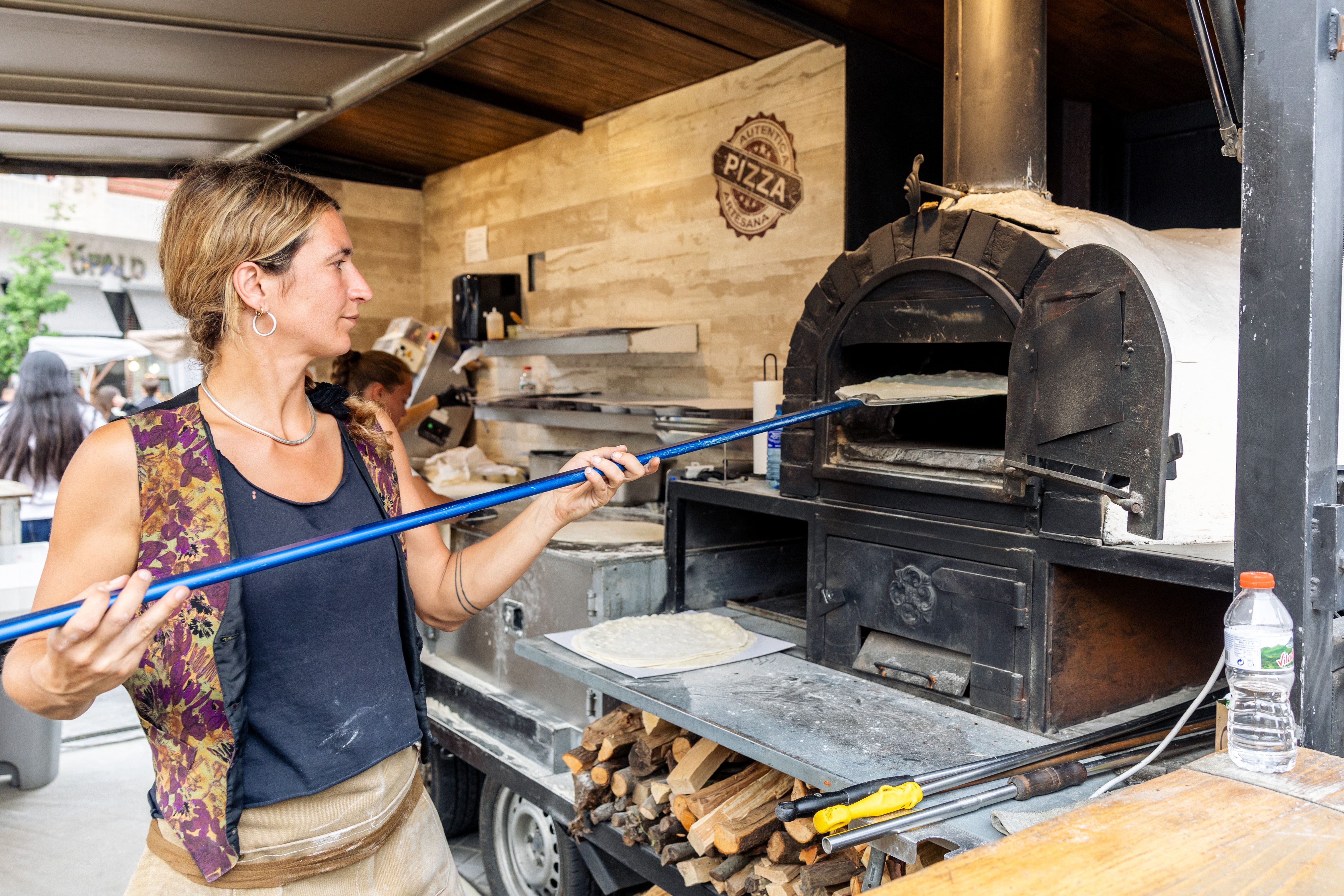 Preparació de pizzes en forn de llenya davant del públic. FOTO: Arnau Padilla