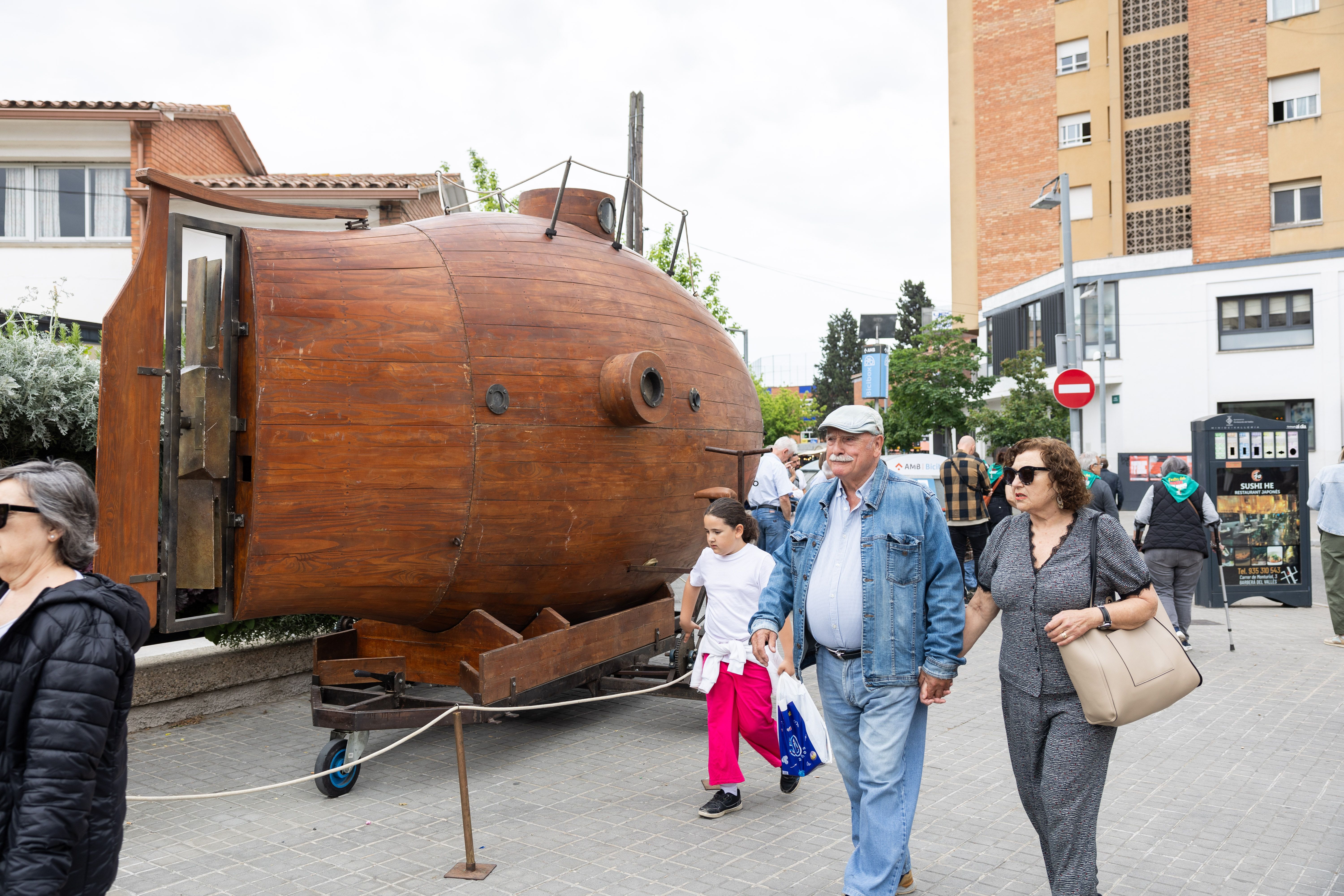 Una estructura de fusta que reprodueix el submari Icneu forma part de l’escenografia del mercat. FOTO: Arnau Padilla