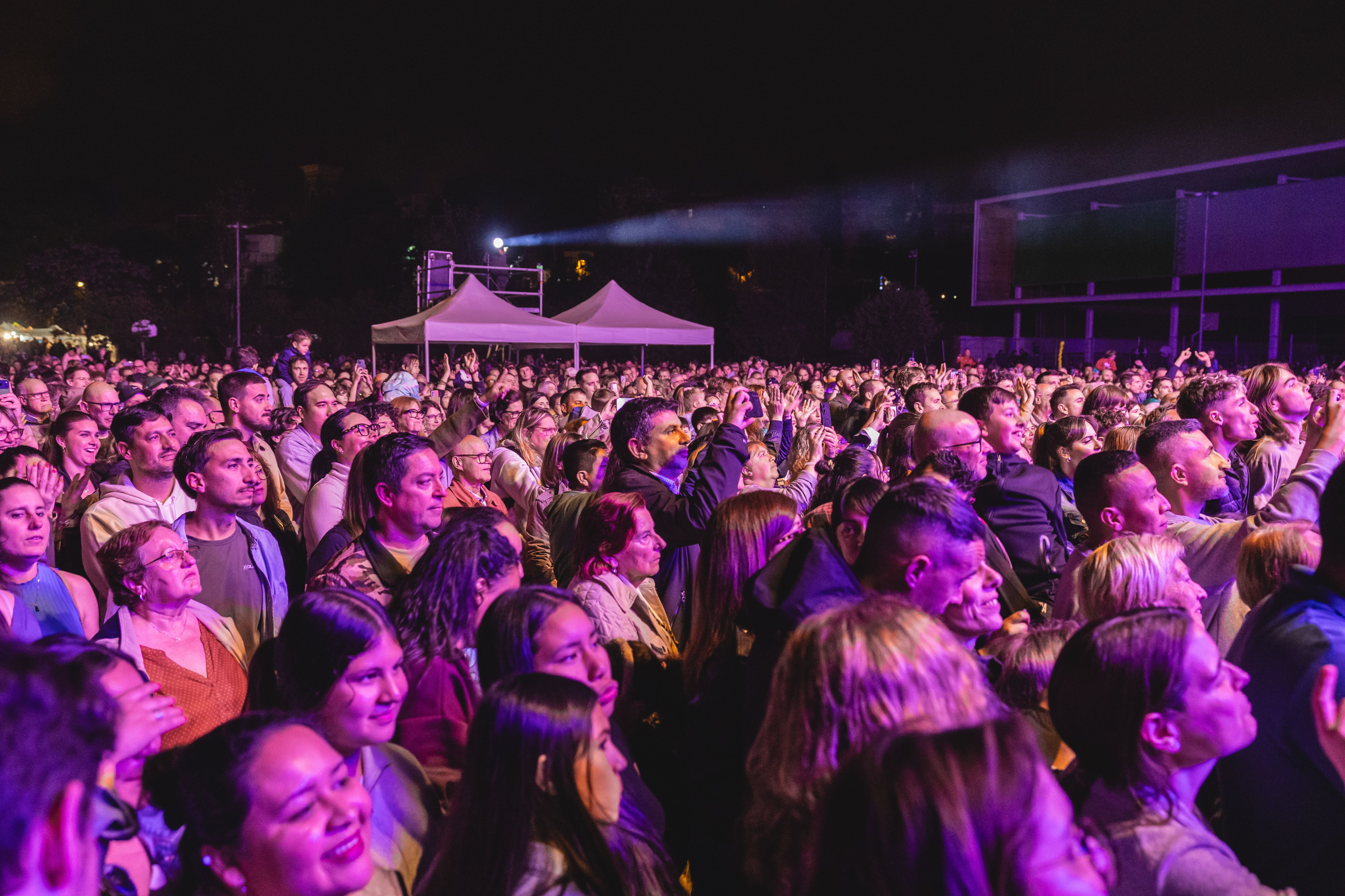 El públic segueix el concert amb atenció i entusiasme. FOTO: Arnau Padilla