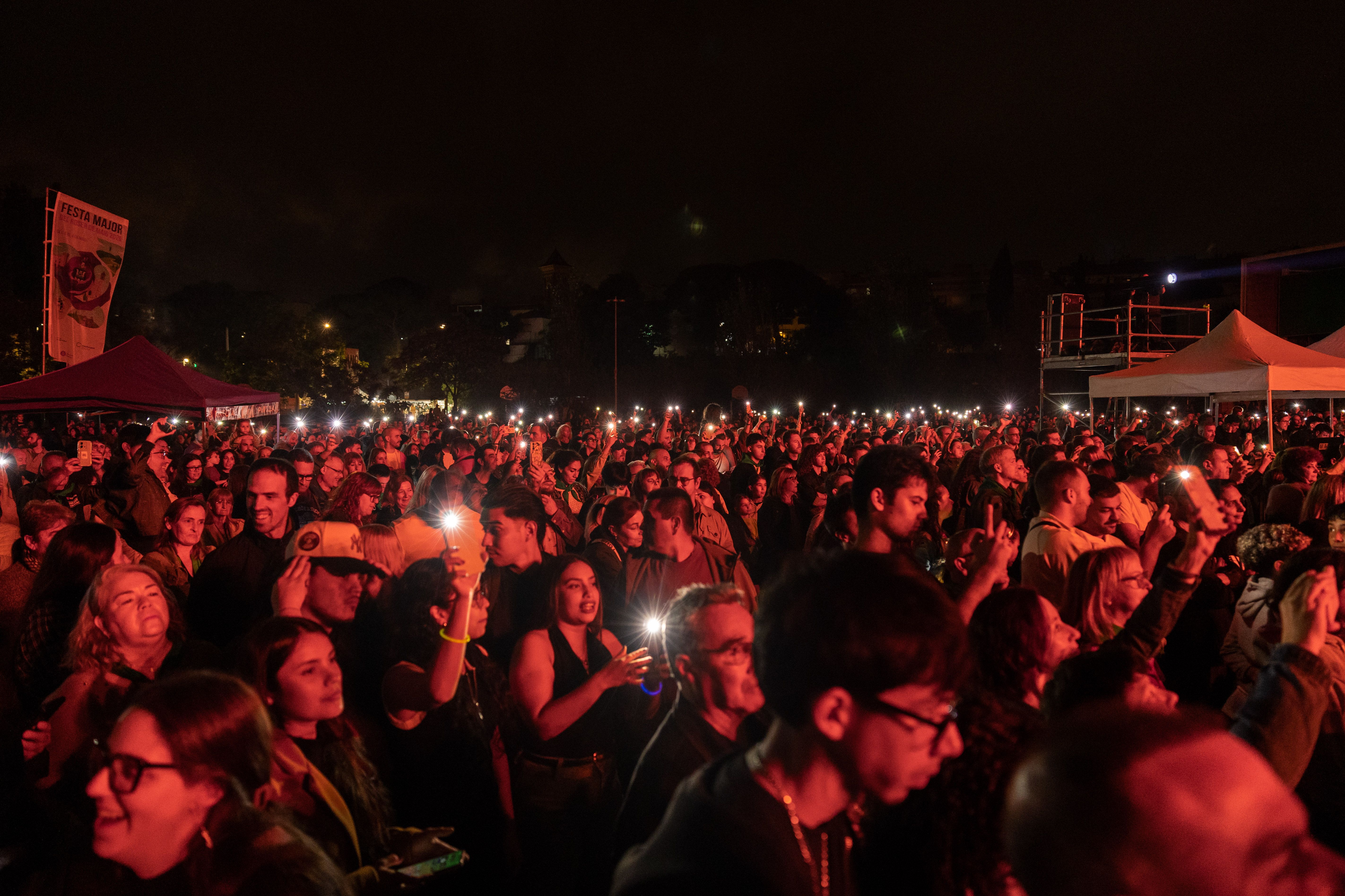 Milers de persones omplen l’espai i acompanyen el concert amb llums i mòbils. FOTO: Arnau Padilla