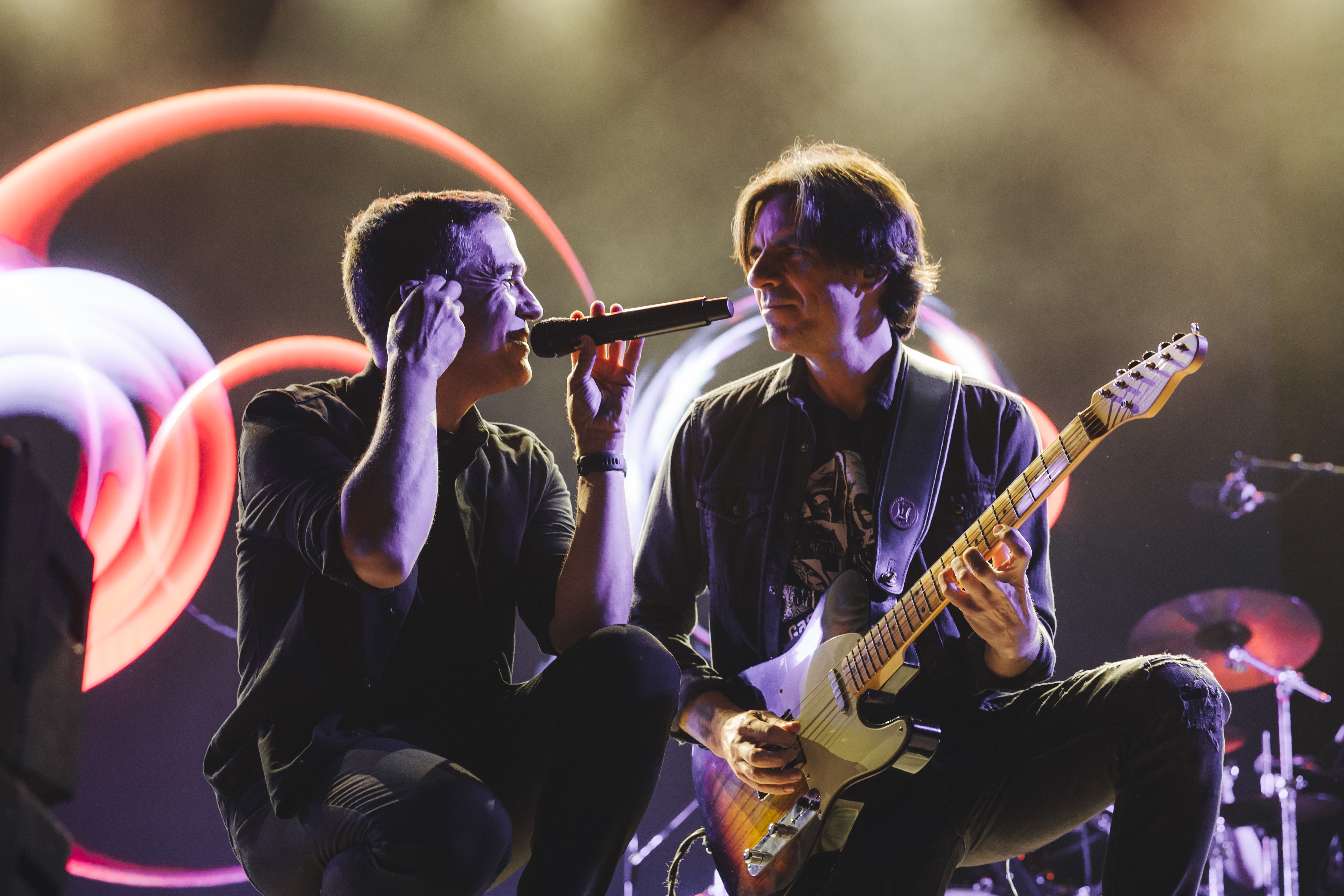 El cantant i el guitarrista comparteixen complicitat en un dels moments més propers del directe. FOTO: Arnau Padilla