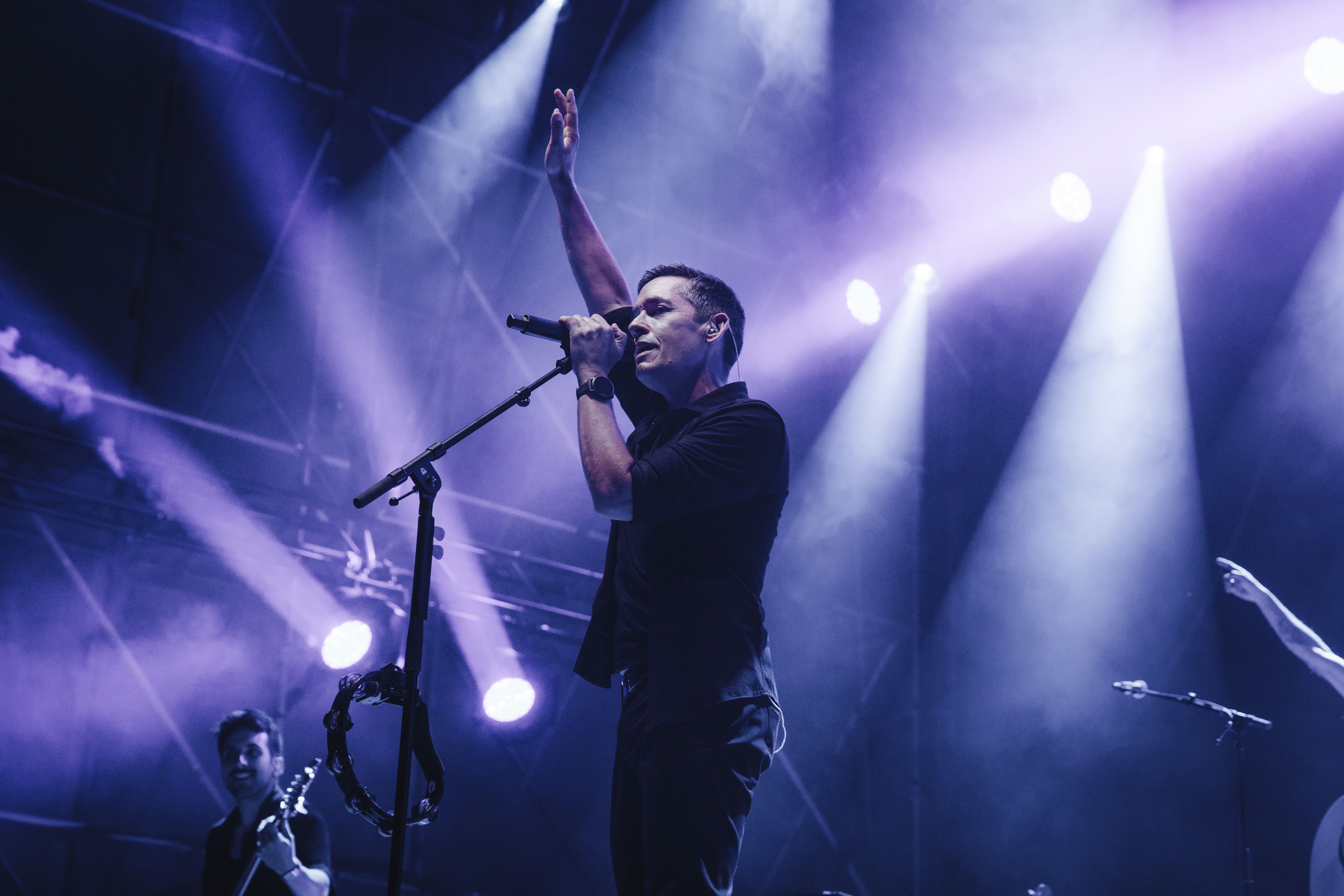 El cantant lidera el concert i anima el públic en un dels moments més corejats de la nit. FOTO: Arnau Padilla