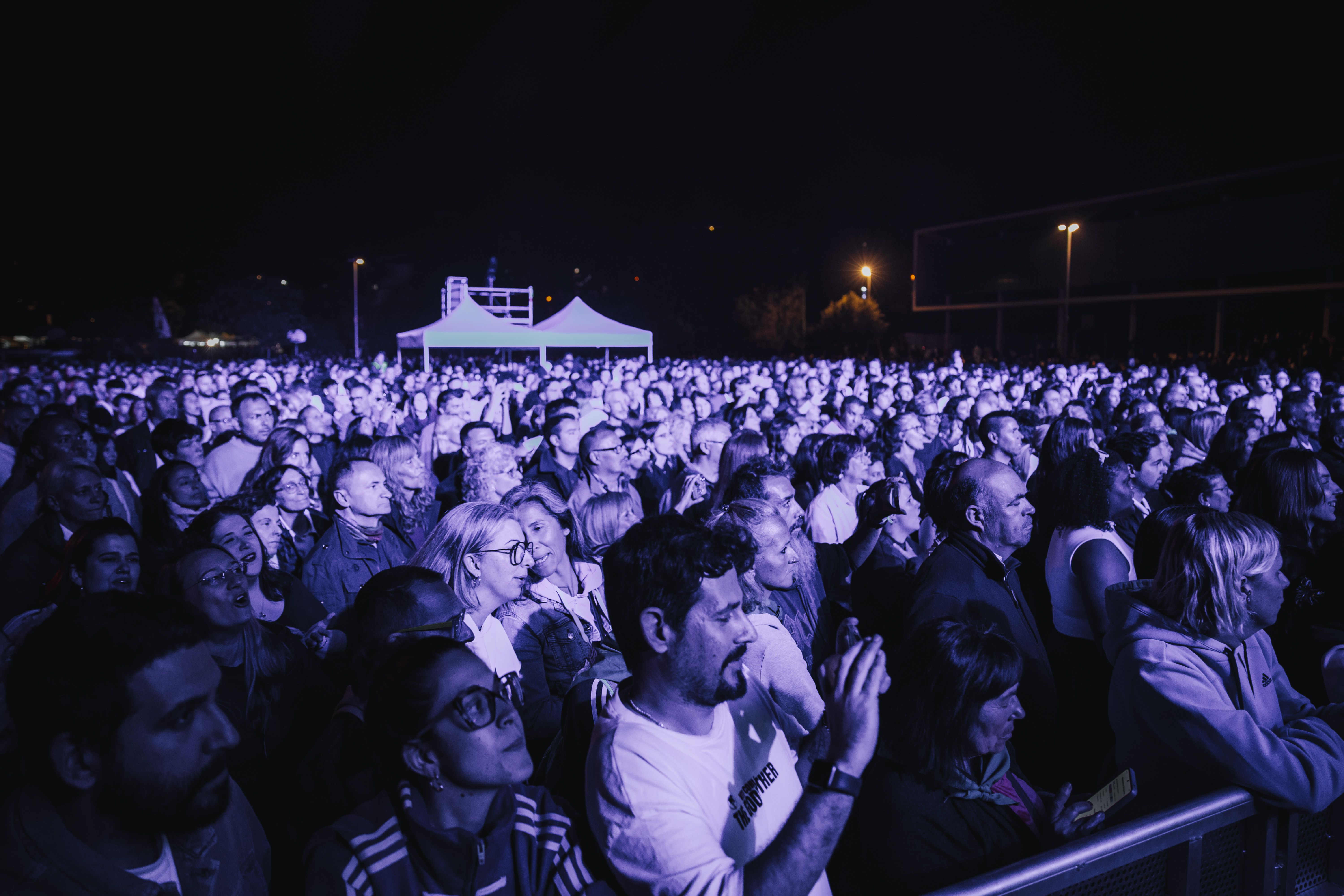 El públic respon amb entusiasme en una nit multitudinària de Festa Major. FOTO: Arnau Padilla