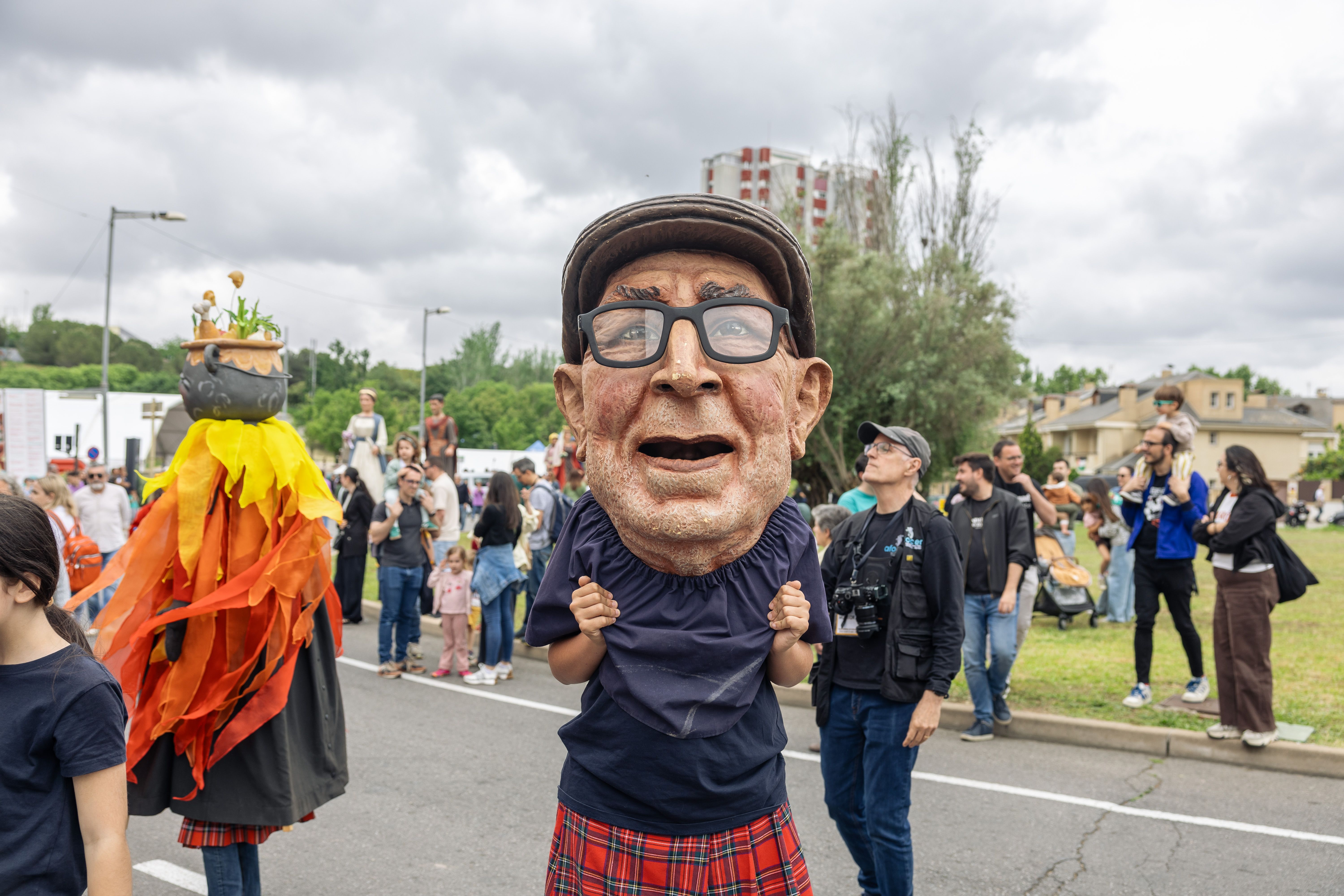Cercavila gegantera durant el Roser de Maig 2026. Foto: Arnau Padilla