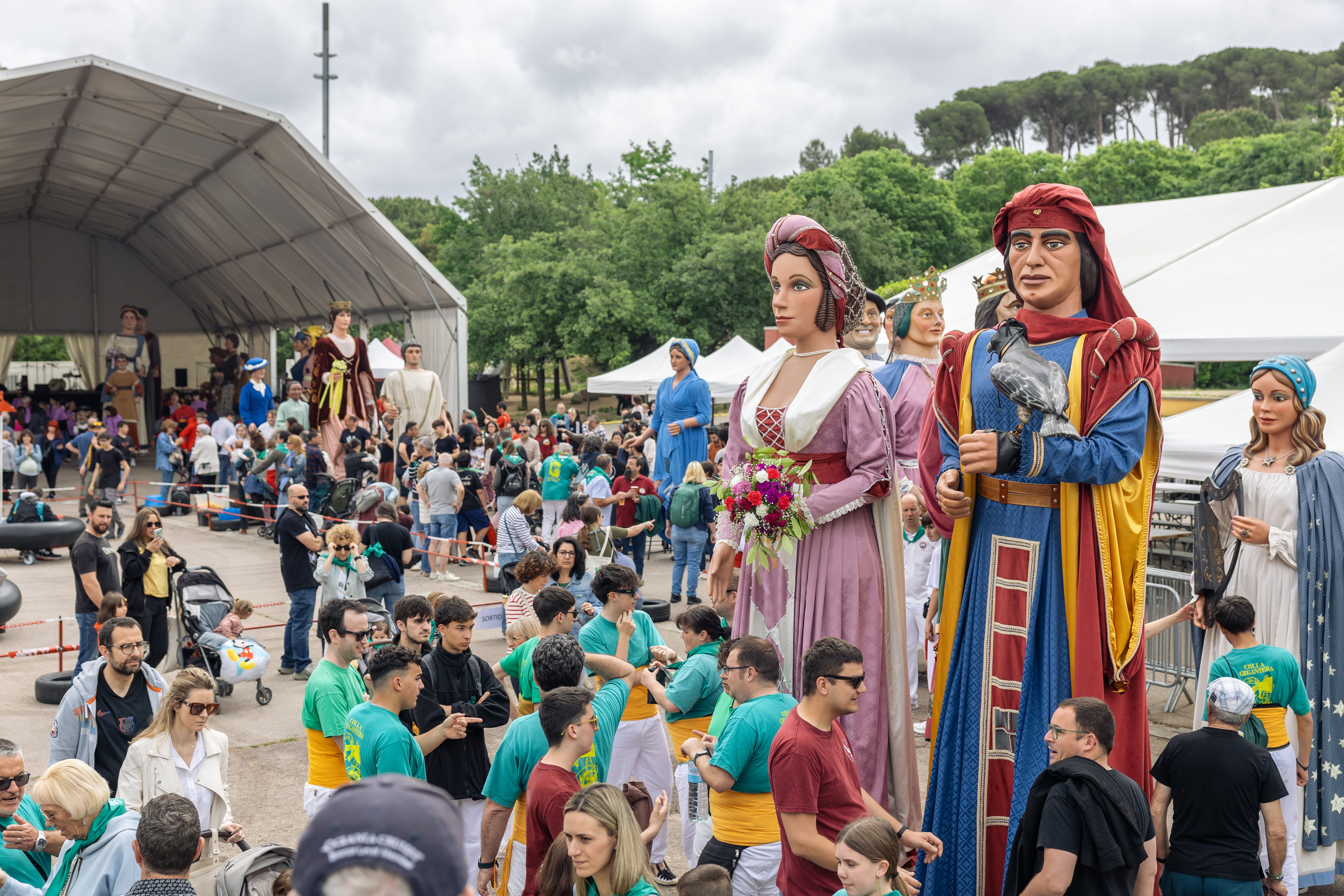 Cercavila gegantera durant el Roser de Maig 2026. Foto: Arnau Padilla