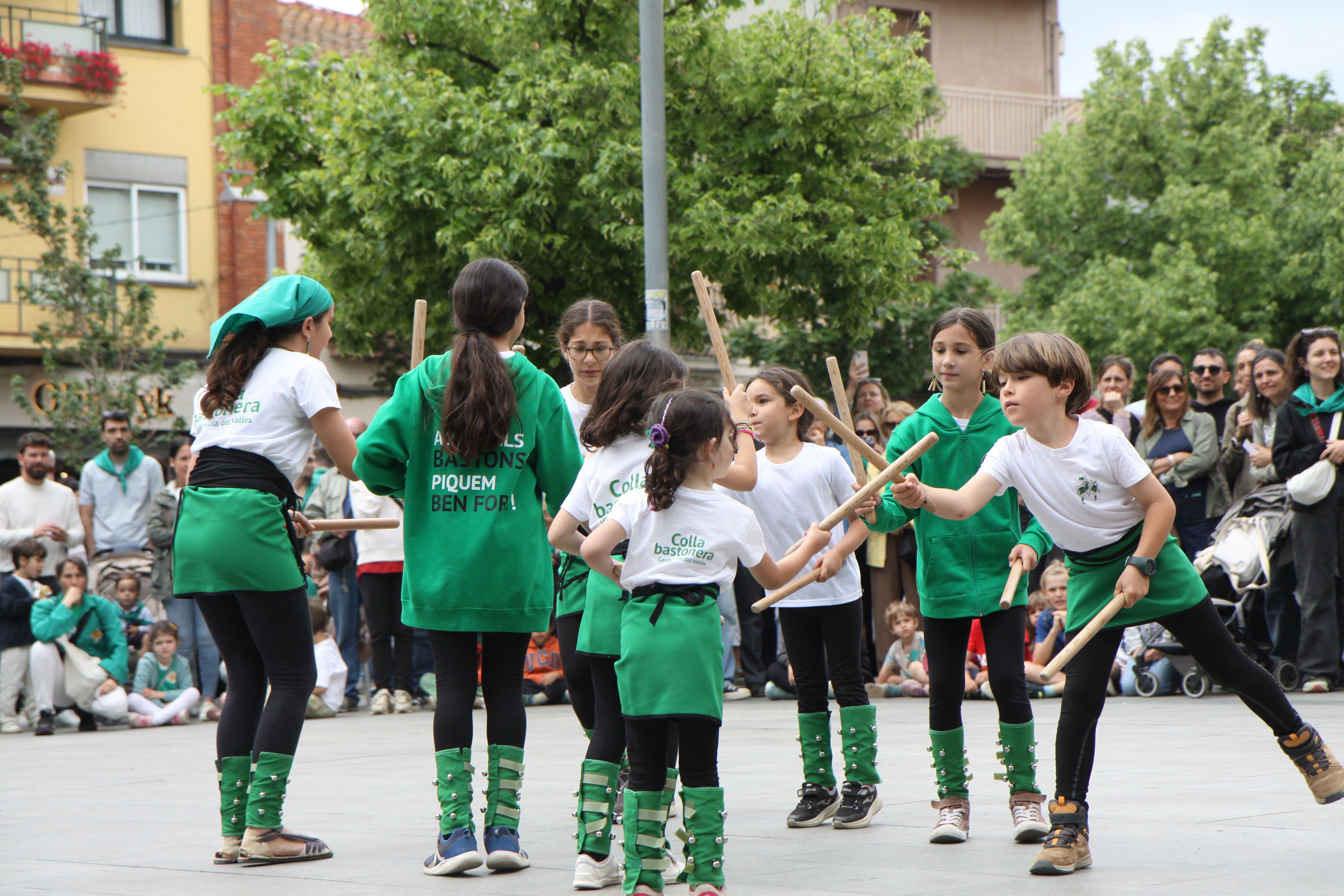 Ball de bastons durant el Roser de Maig 2026. Foto: Laia Jubany