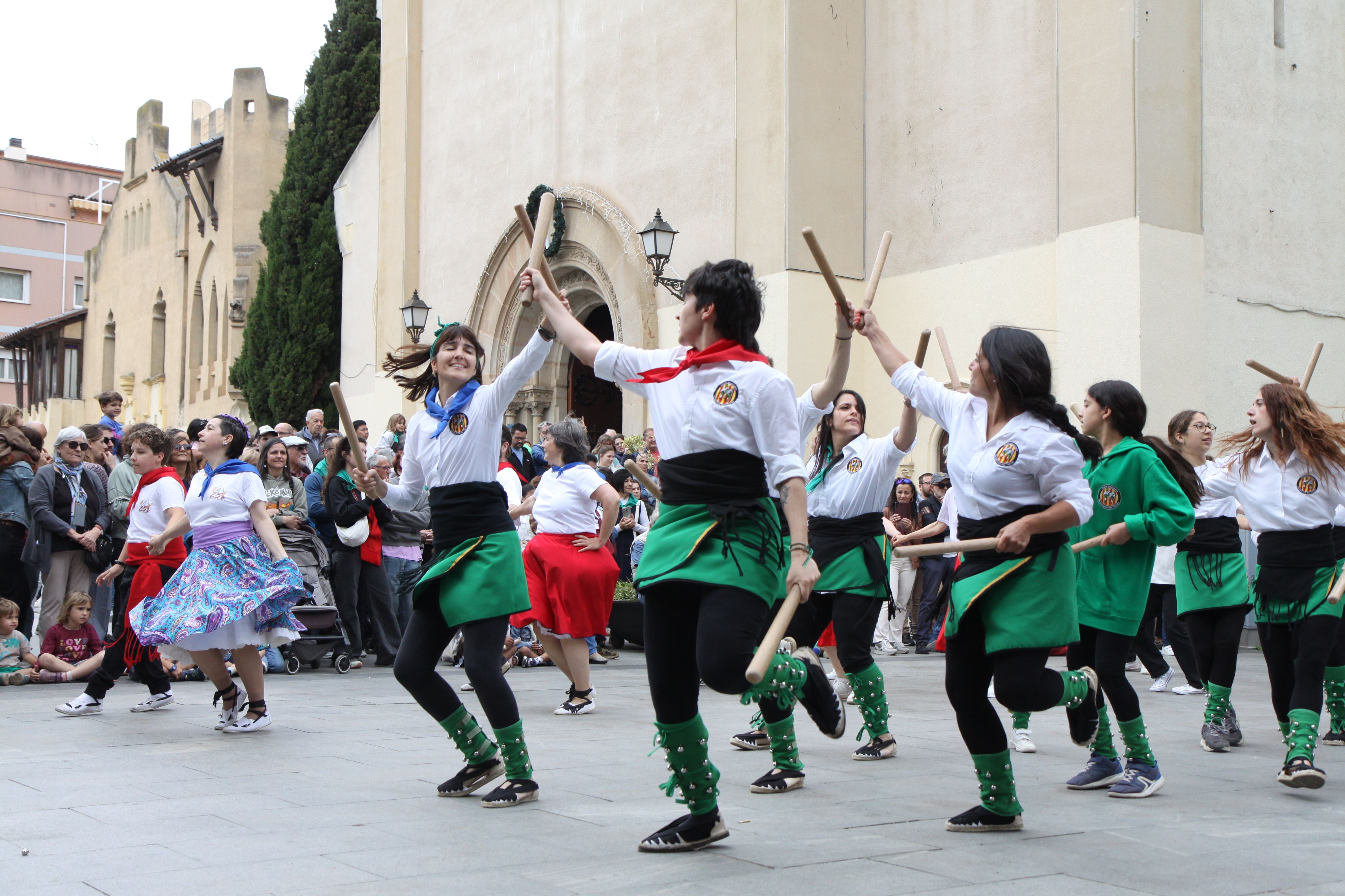 Danses tradicionals durant el Roser de Maig 2026. Foto: Laia Jubany