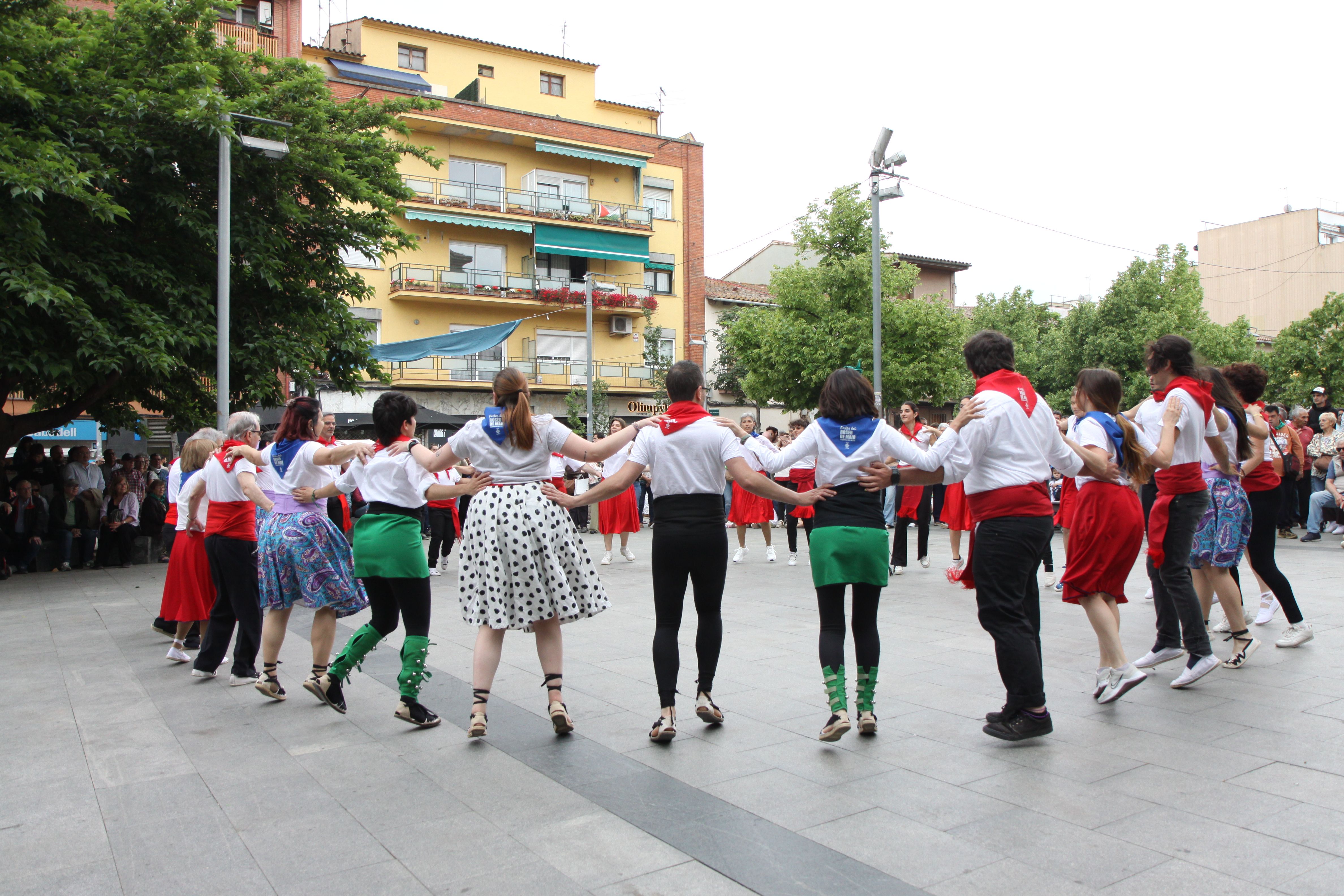 Danses tradicionals durant el Roser de Maig 2026. Foto: Laia Jubany