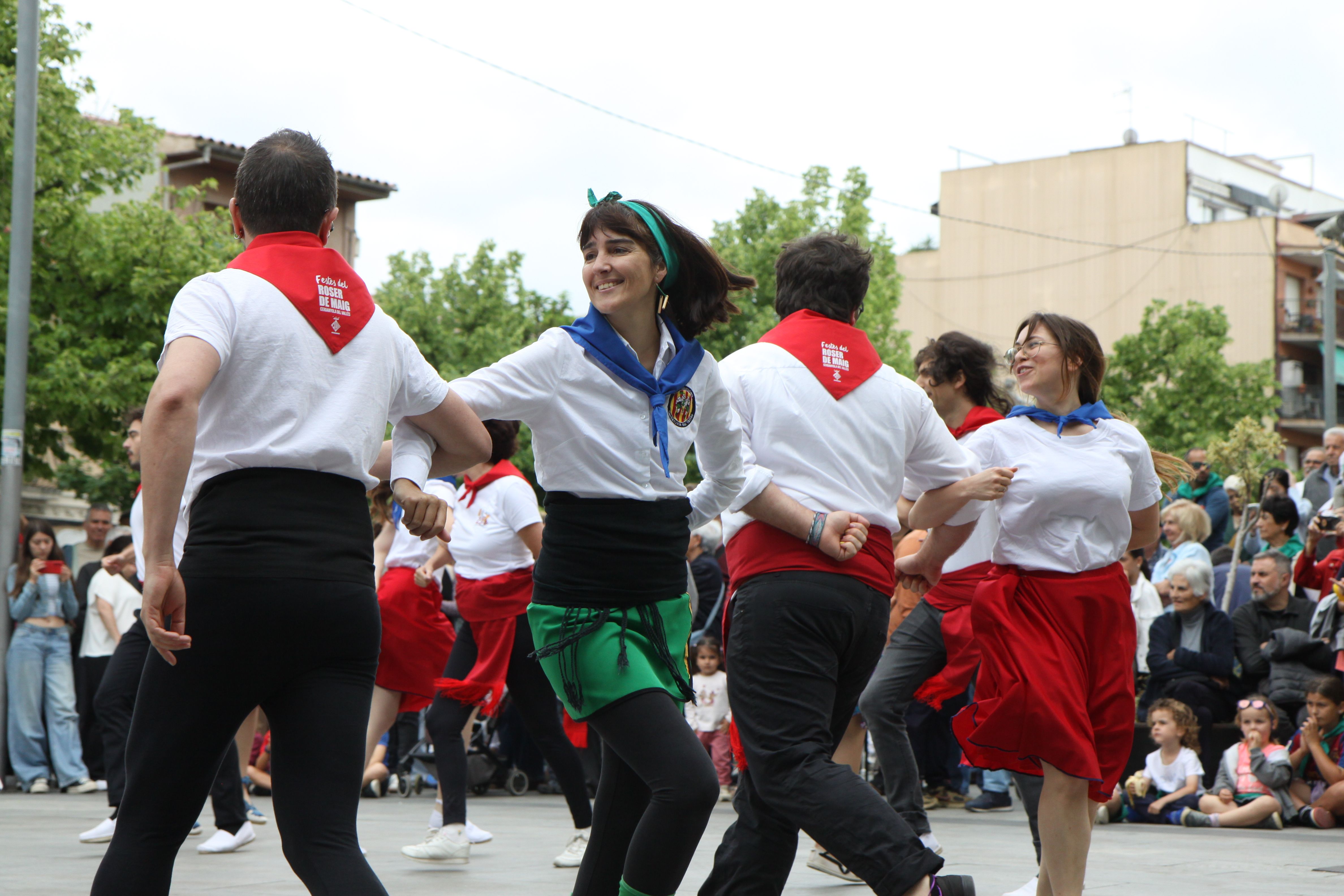 Danses tradicionals durant el Roser de Maig 2026. Foto: Laia Jubany