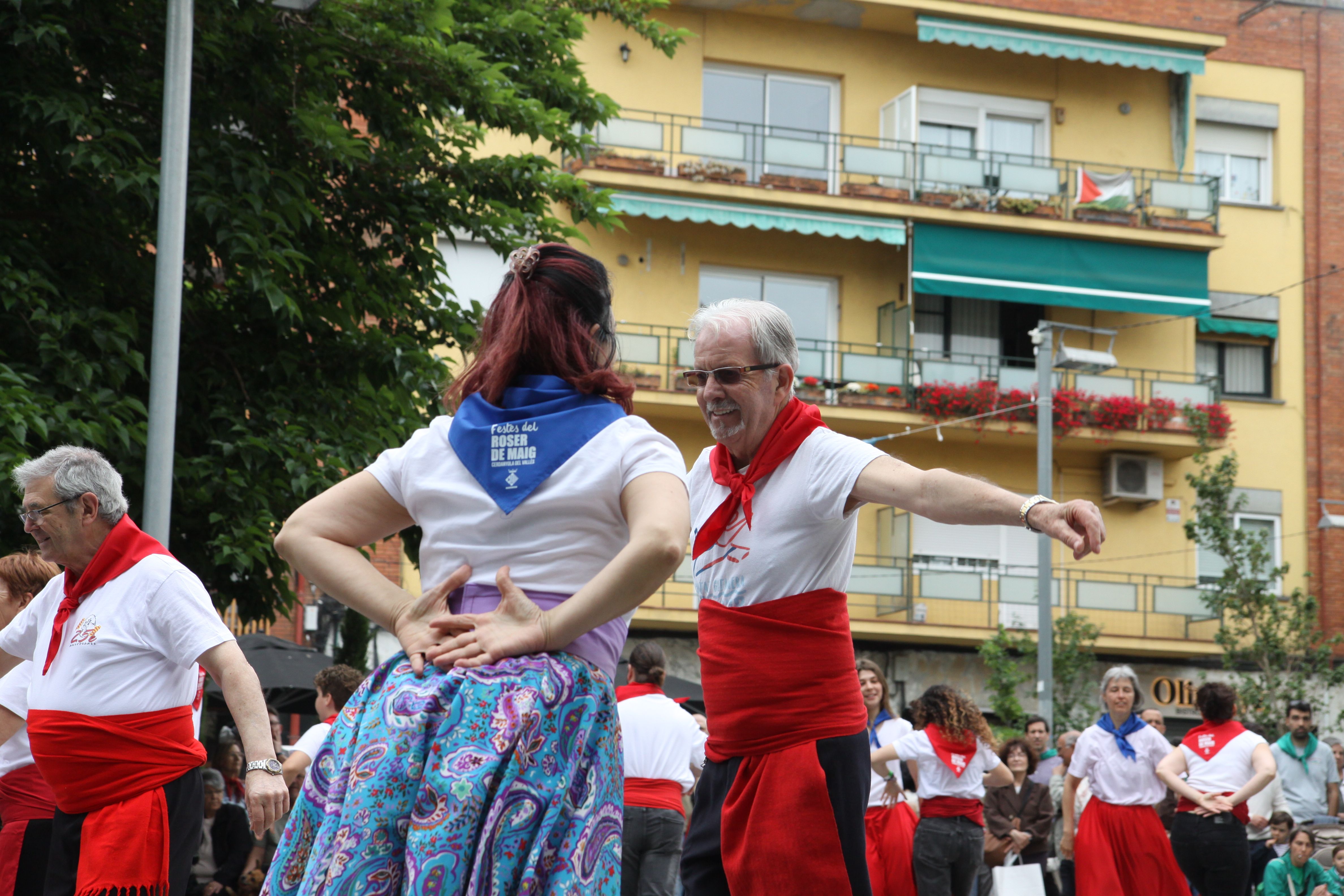 Danses tradicionals durant el Roser de Maig 2026. Foto: Laia Jubany