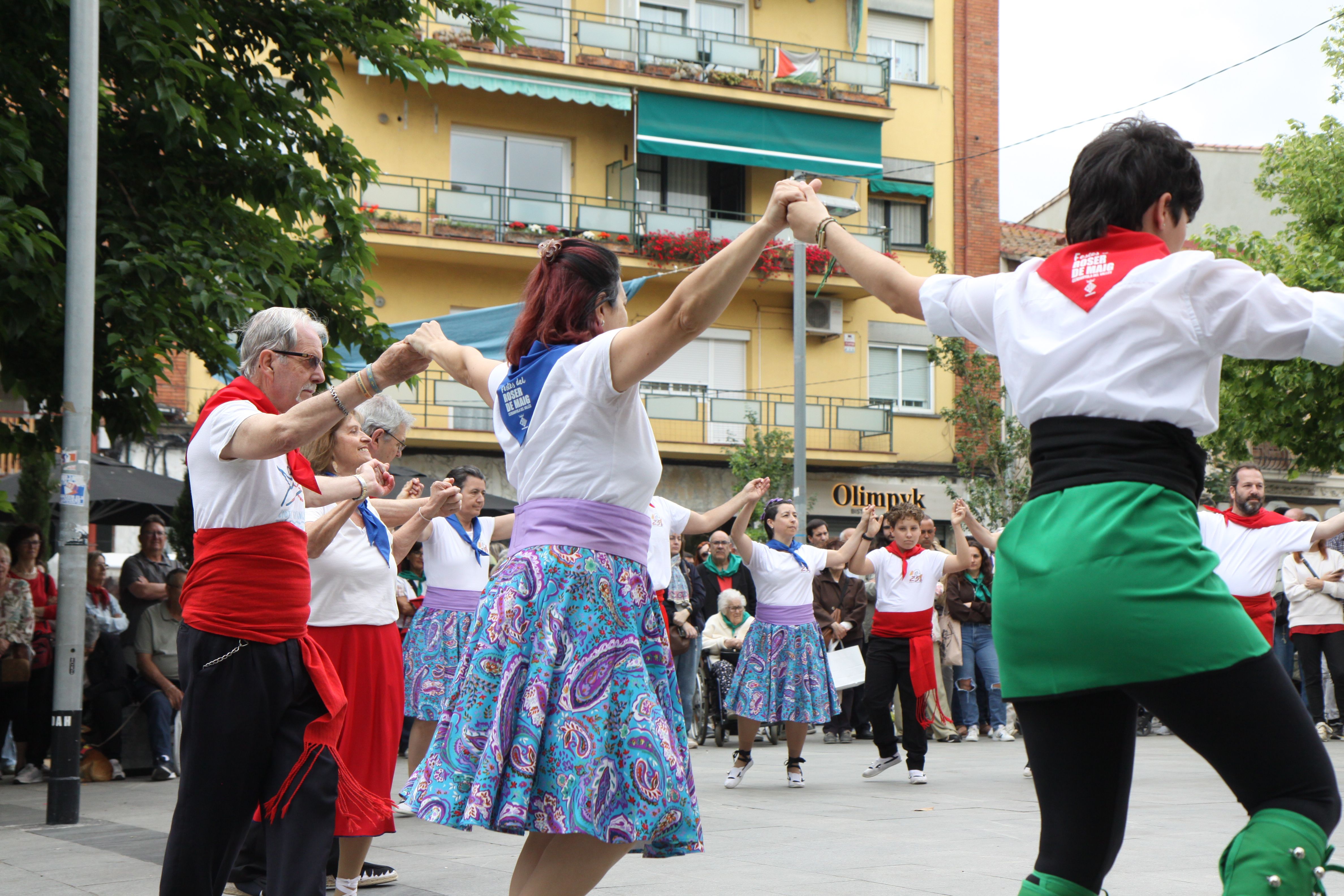 Danses tradicionals durant el Roser de Maig 2026. Foto: Laia Jubany