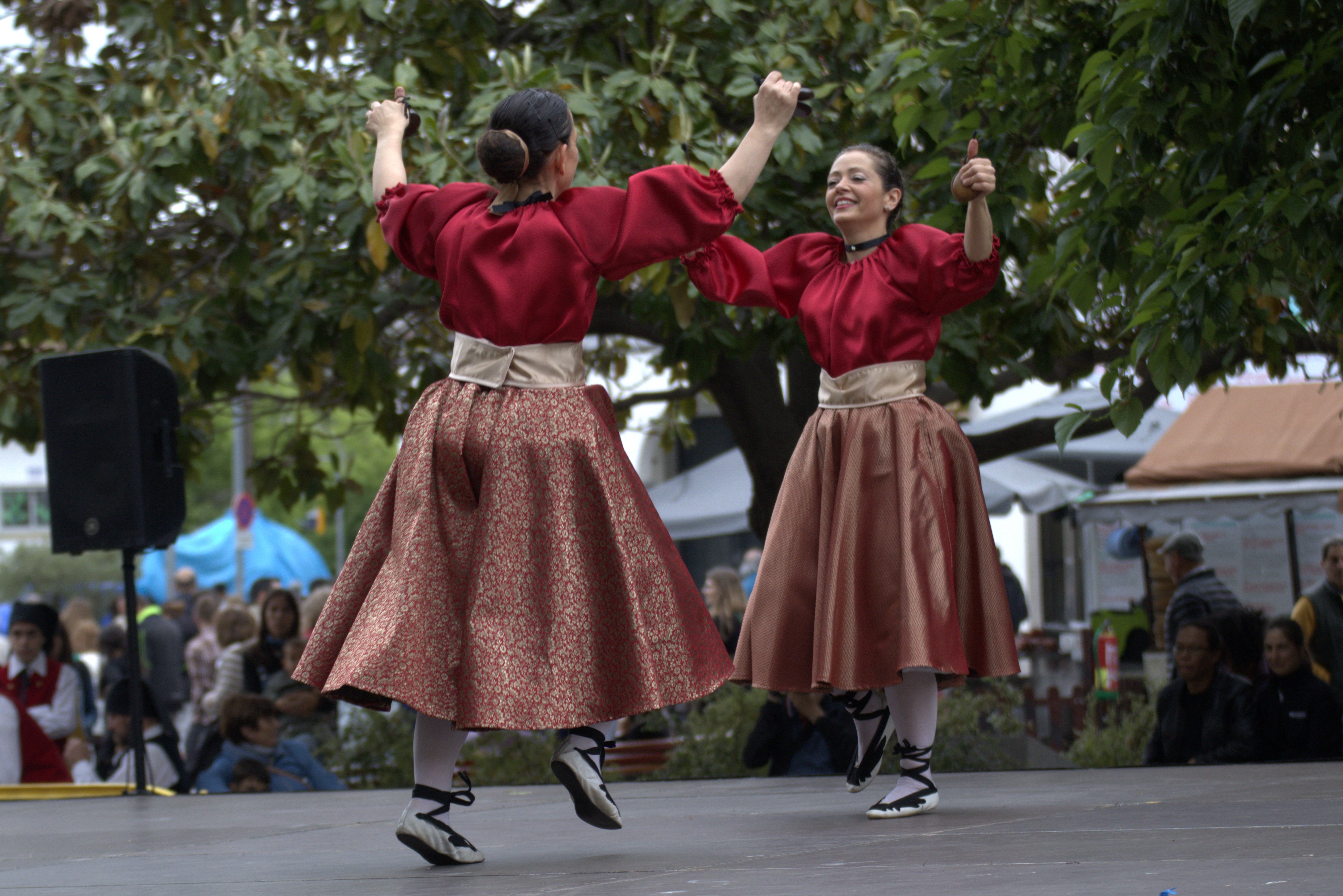 La pluja no evita l'exhibició de l'ESBART Sant Marçal. FOTO Marc Mata 