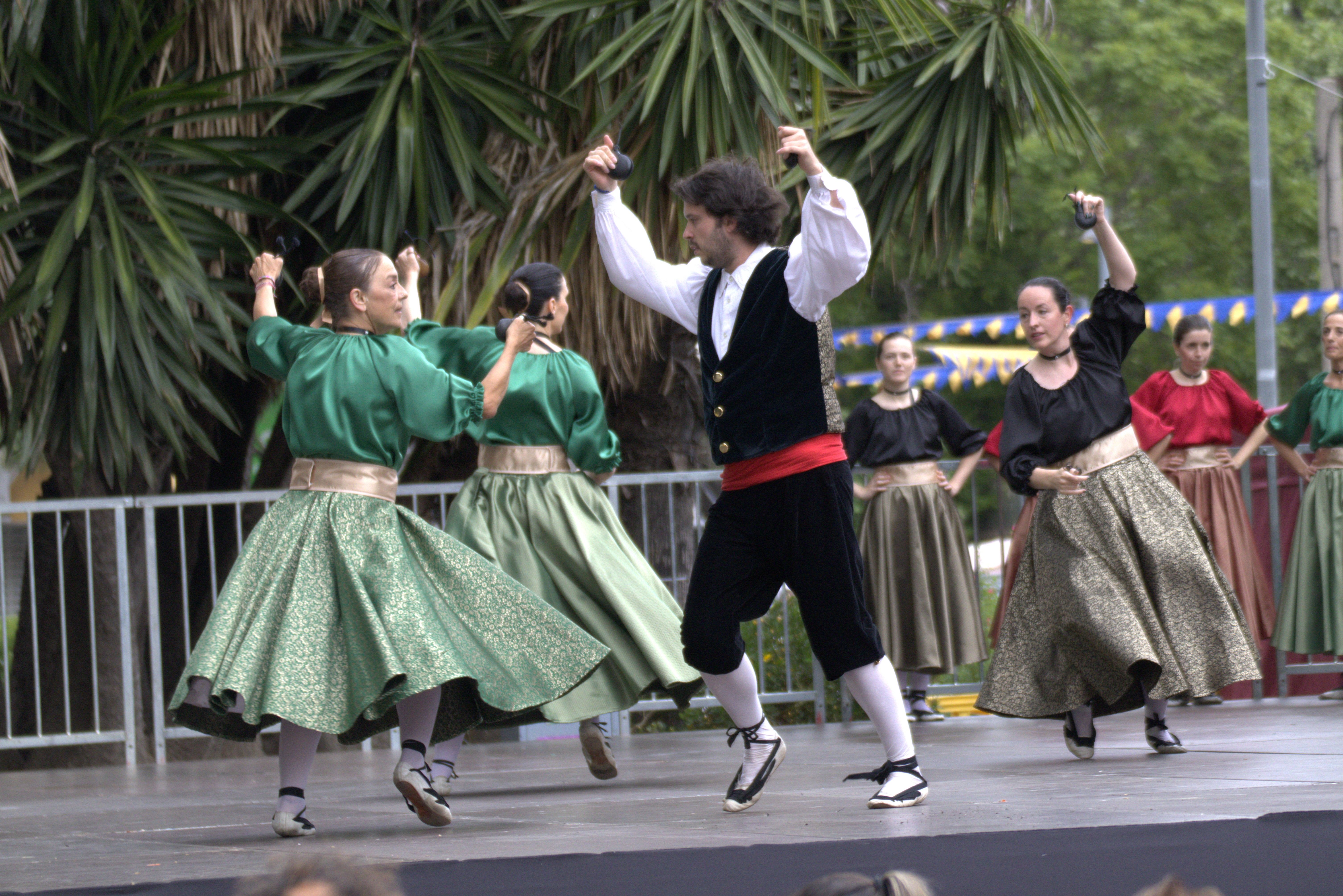La pluja no evita l'exhibició de l'ESBART Sant Marçal. FOTO Marc Mata 