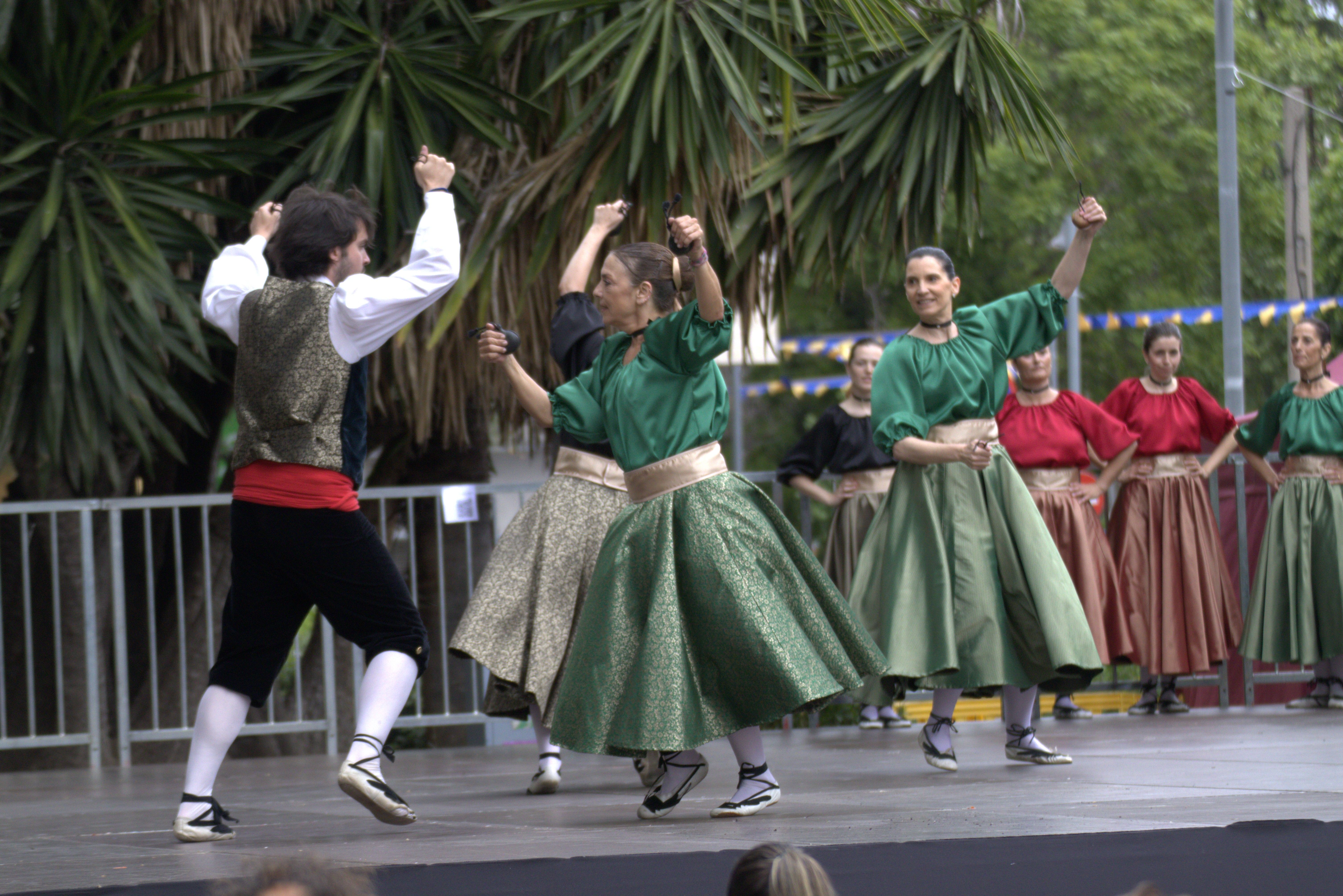 La pluja no evita l'exhibició de l'ESBART Sant Marçal. FOTO Marc Mata 