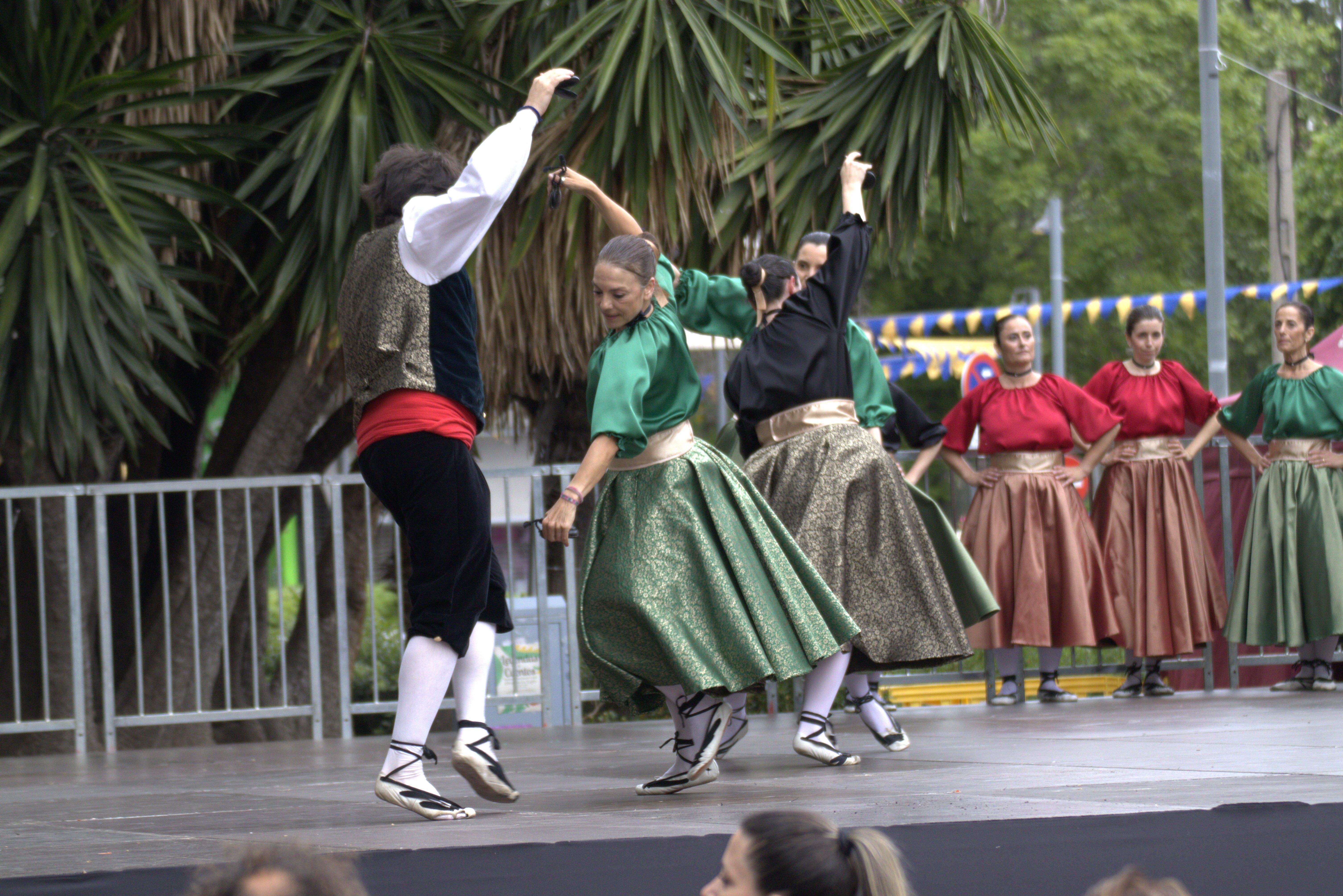 La pluja no evita l'exhibició de l'ESBART Sant Marçal. FOTO Marc Mata 