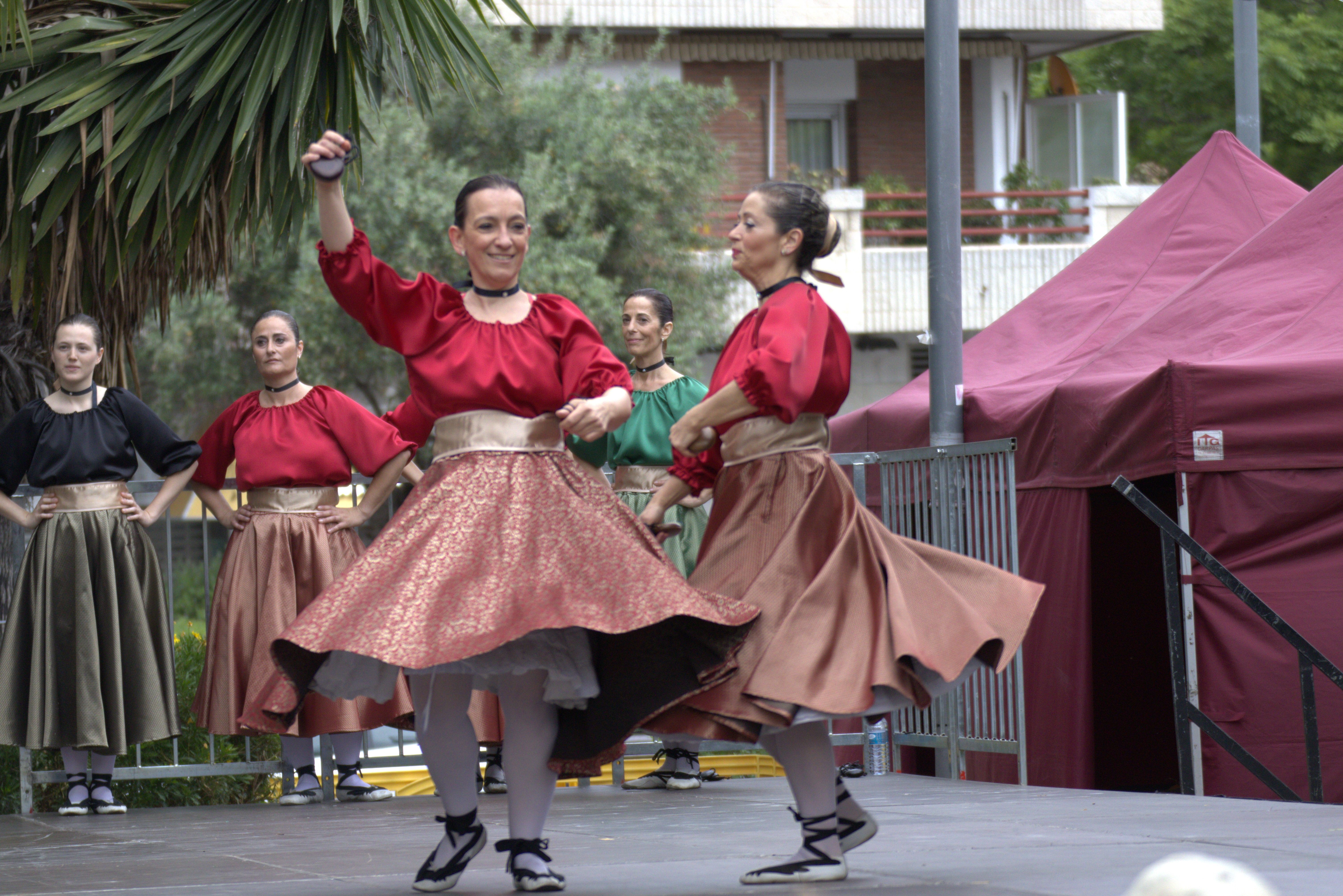 La pluja no evita l'exhibició de l'ESBART Sant Marçal. FOTO Marc Mata 