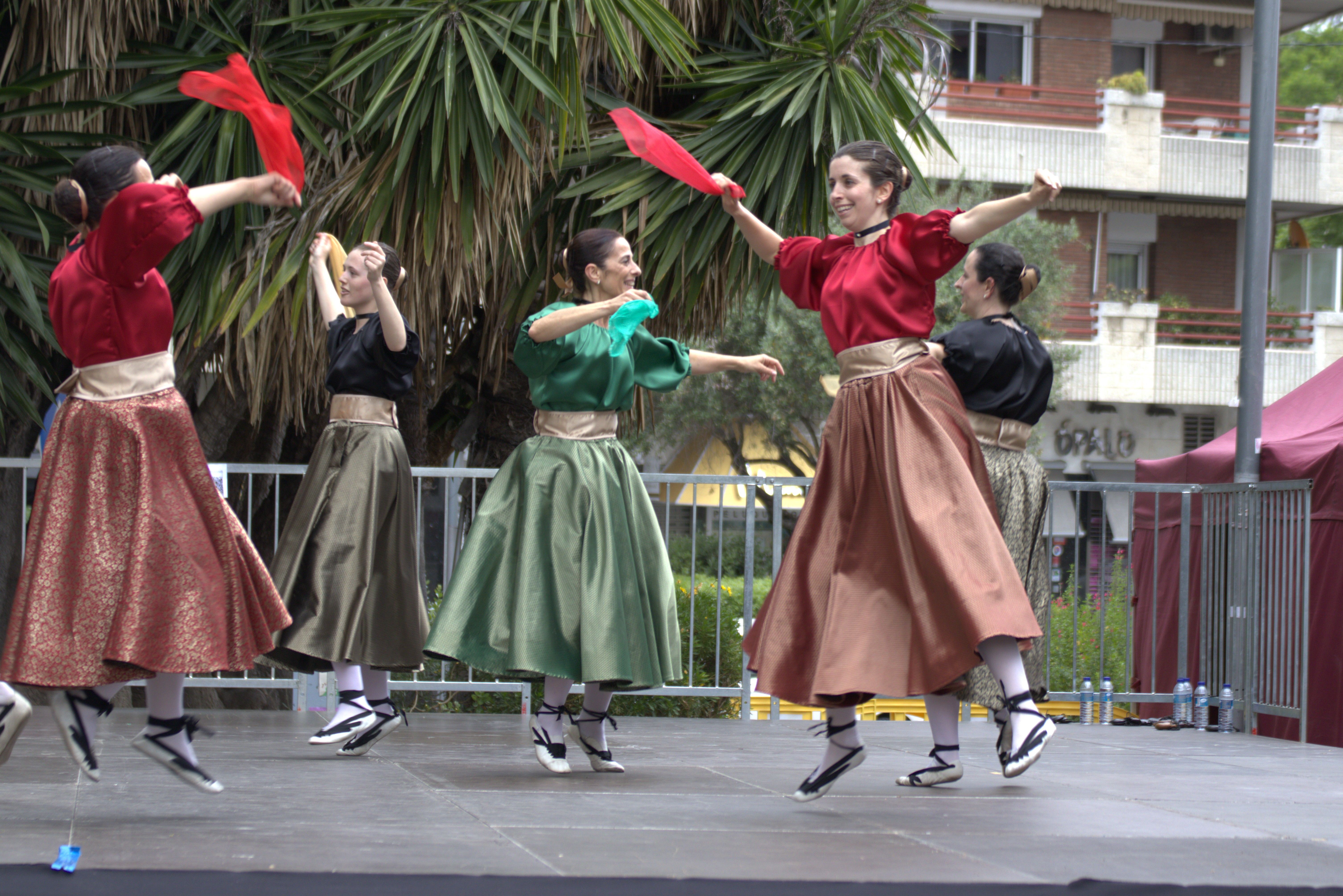La pluja no evita l'exhibició de l'ESBART Sant Marçal. FOTO Marc Mata 