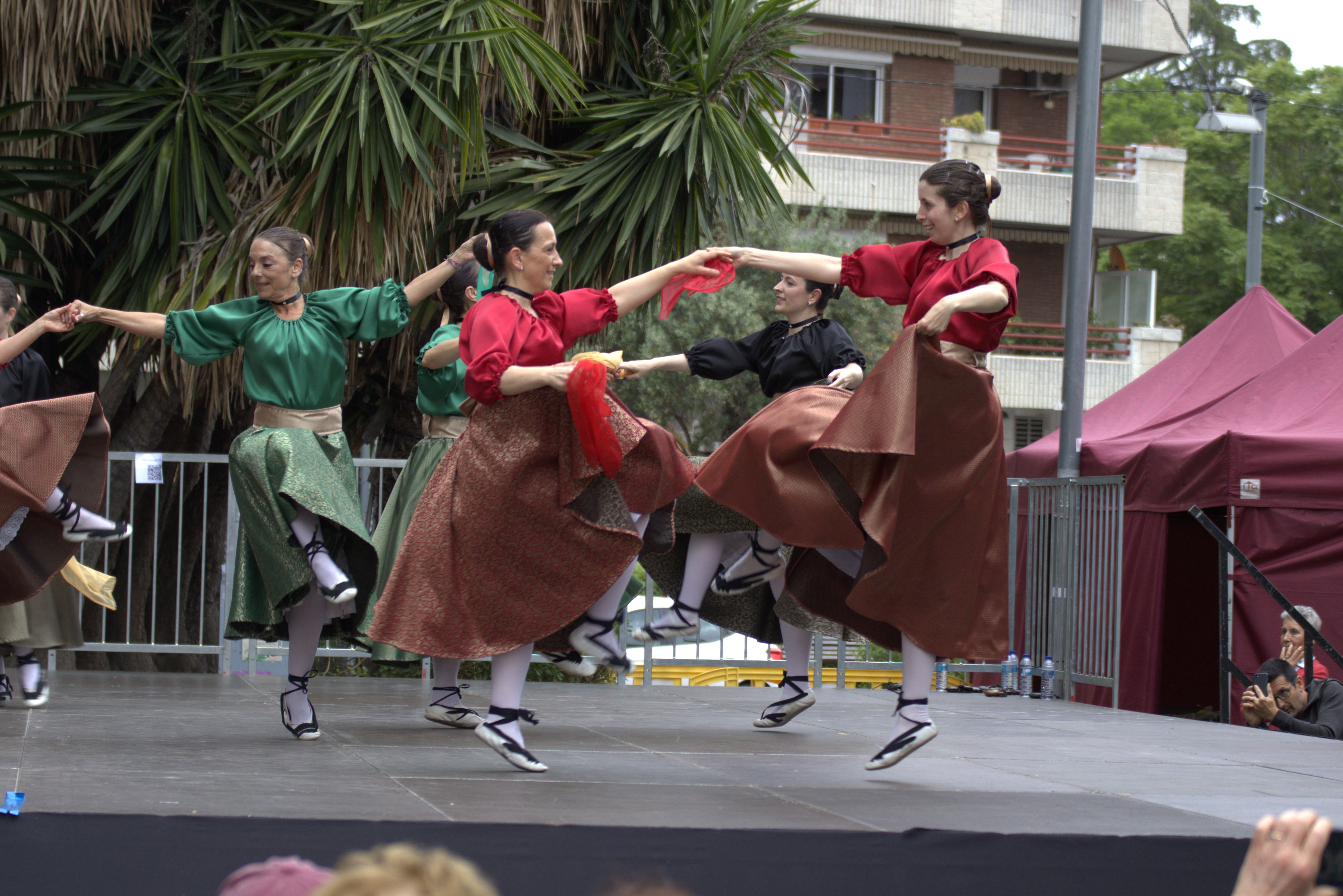 La pluja no evita l'exhibició de l'ESBART Sant Marçal. FOTO Marc Mata 