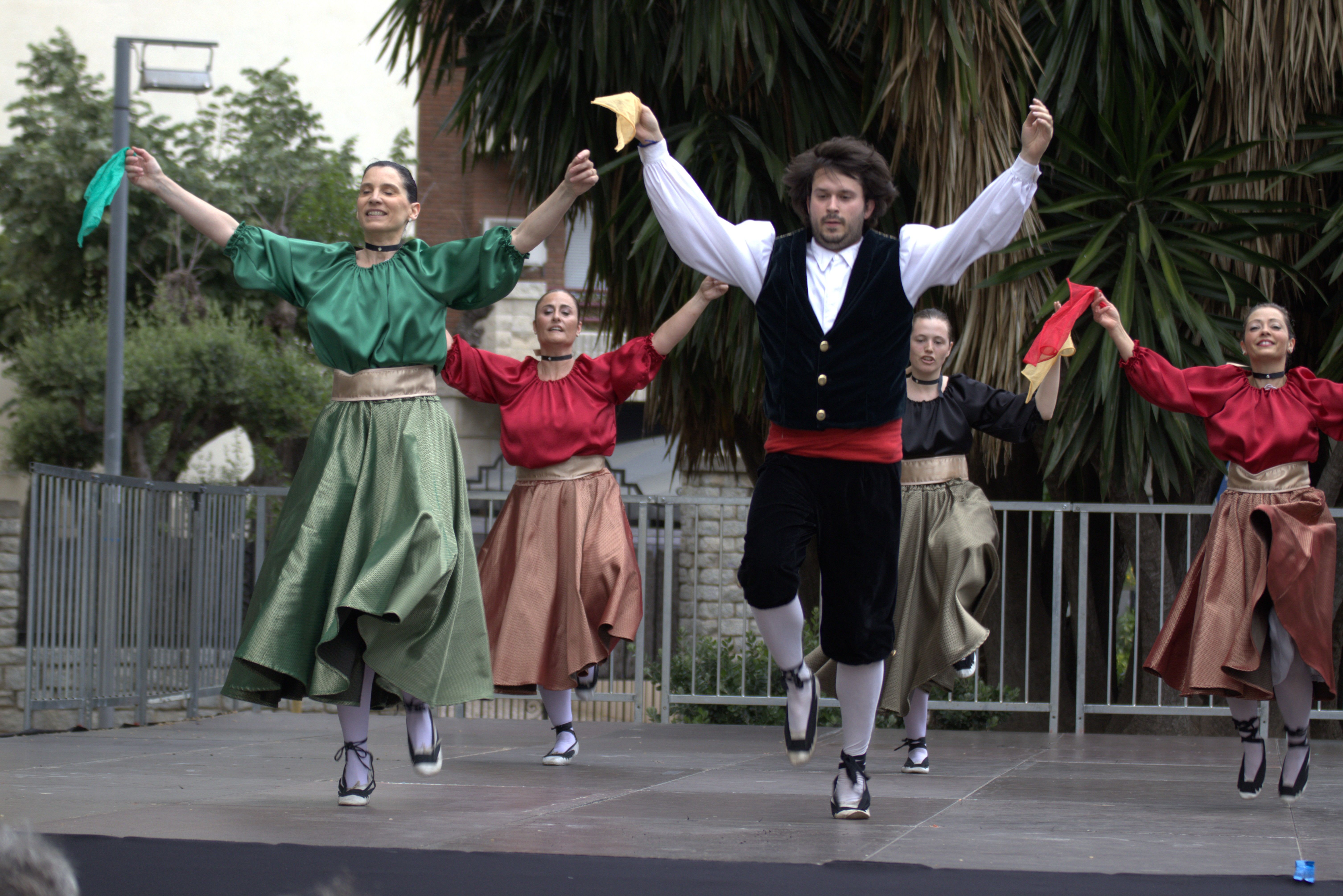 La pluja no evita l'exhibició de l'ESBART Sant Marçal. FOTO Marc Mata 