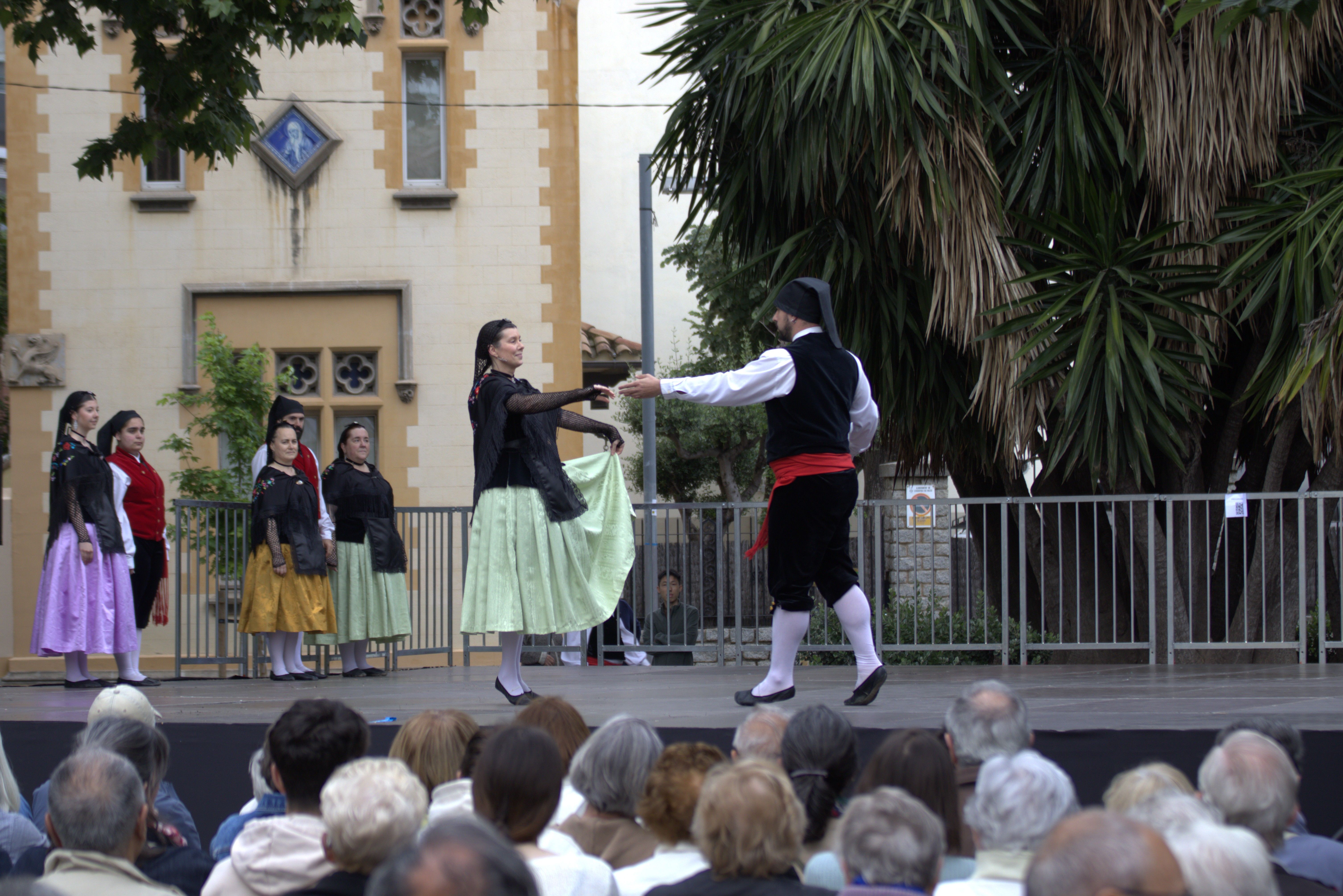 La pluja no evita l'exhibició de l'ESBART Sant Marçal. FOTO Marc Mata 
