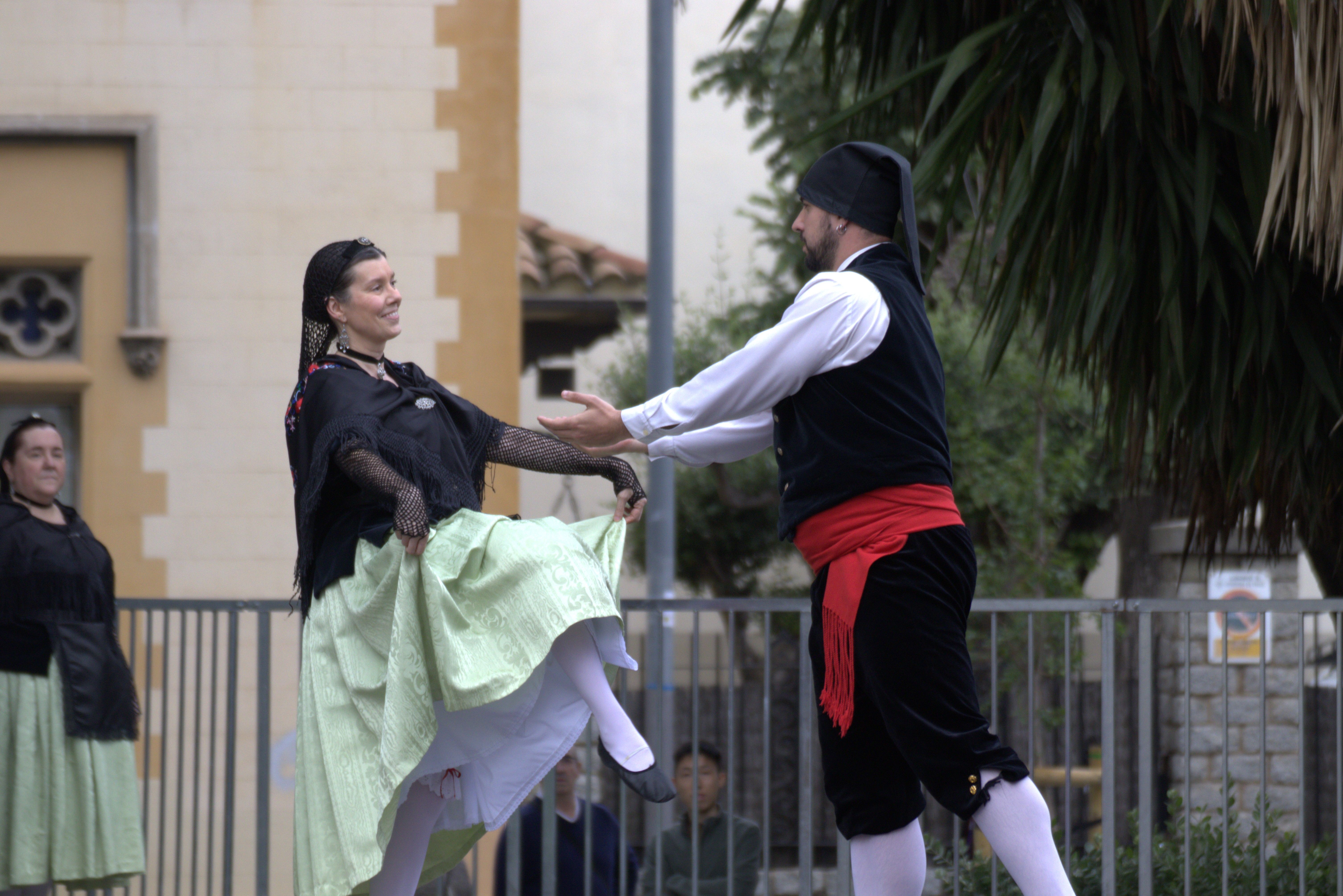 La pluja no evita l'exhibició de l'ESBART Sant Marçal. FOTO Marc Mata 
