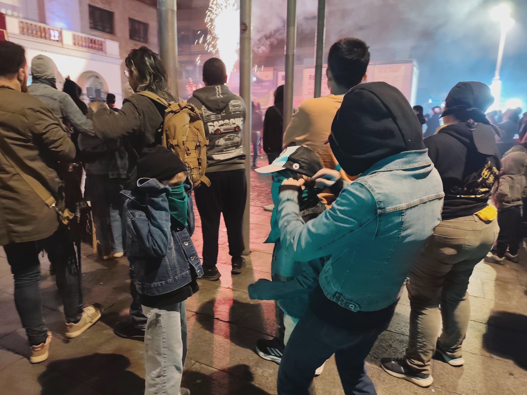 Infants encaputxats i protegits amb gorres, ulleres i mocadors en el correfoc infantil. FOTO: Lola Morral