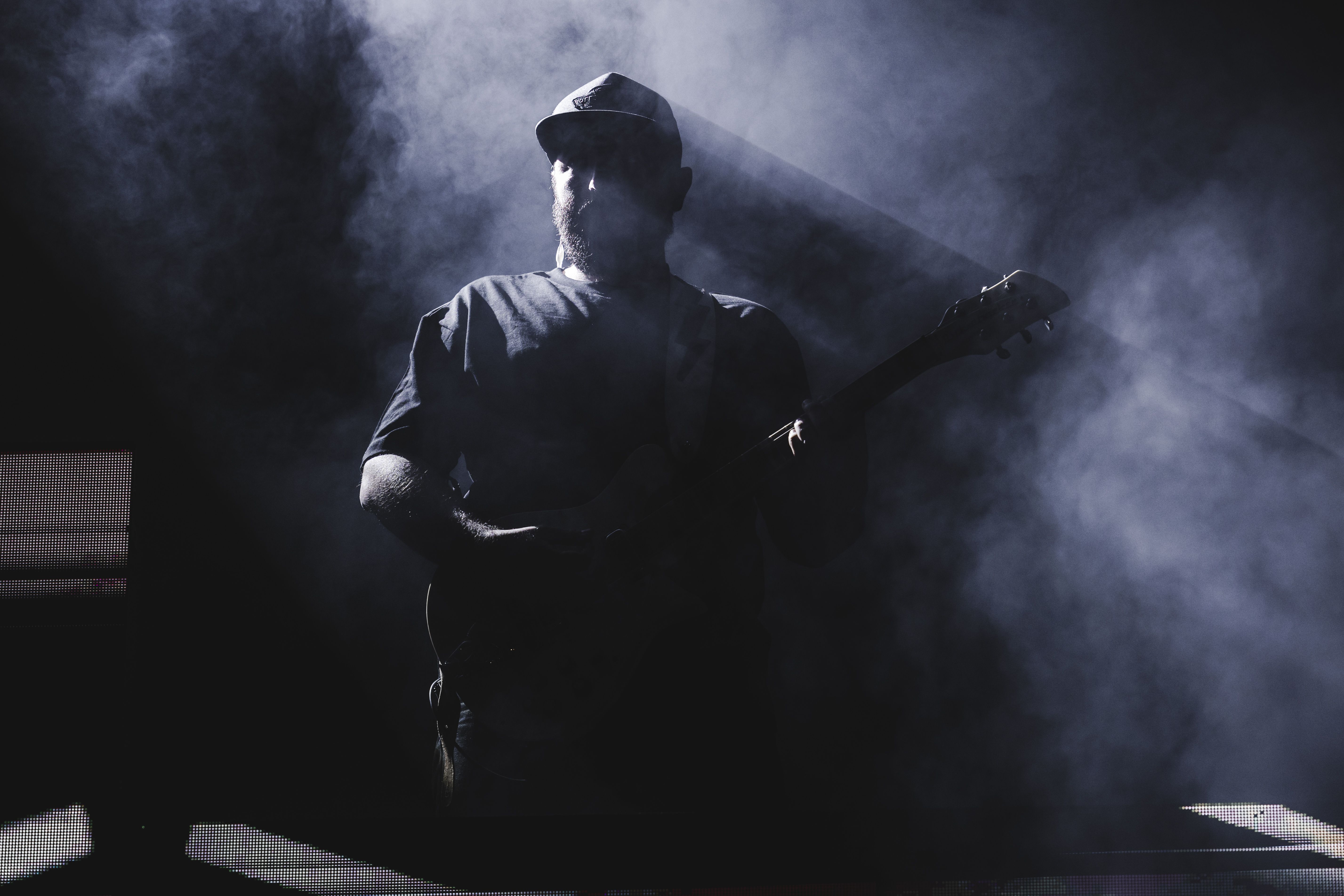 Roberto Castrillo, veu i guitarra, entre llums i fum d’escenari. FOTO: Arnau Padilla