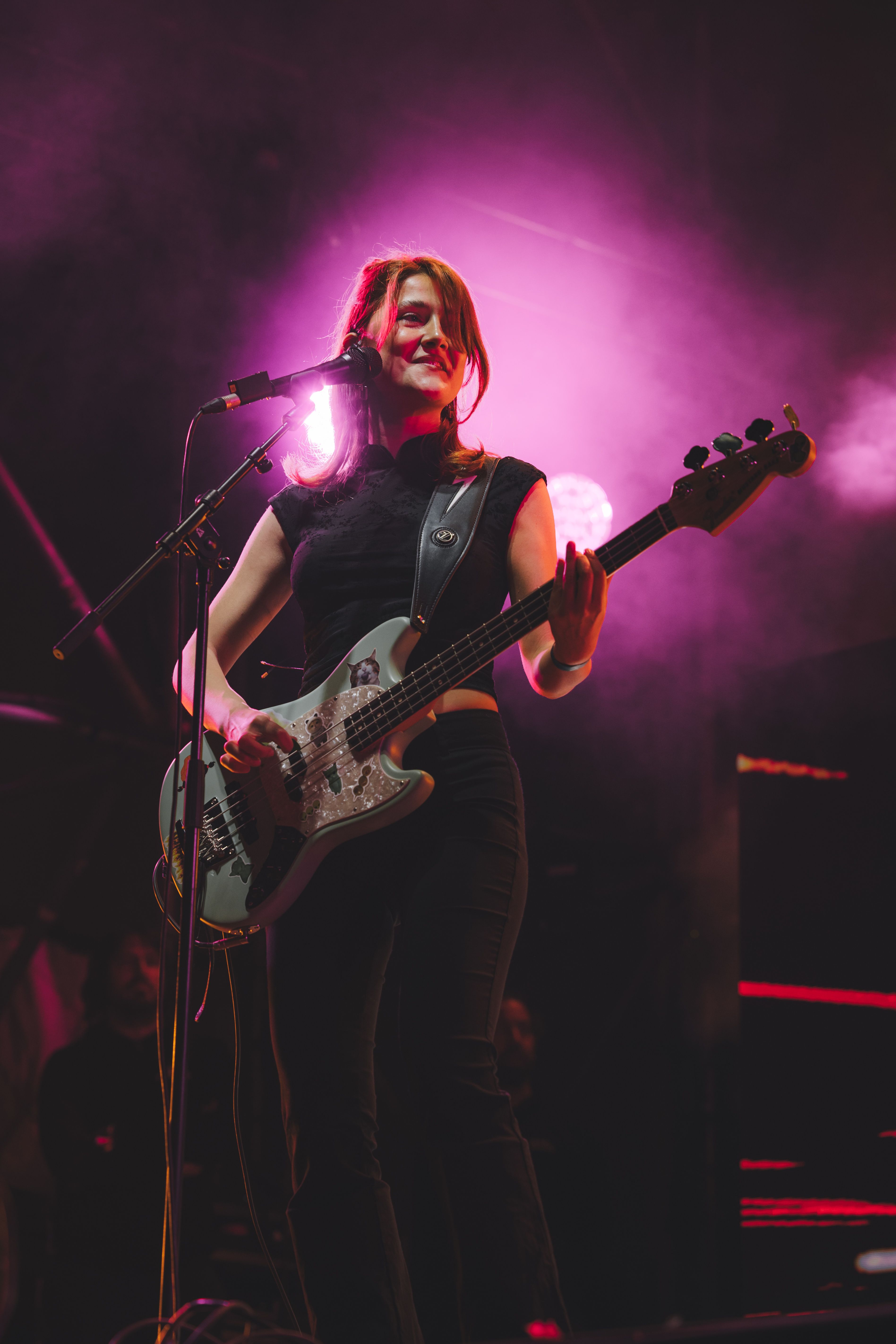 Mía Berlín, al baix i cors, en la seva primera gira amb la banda. FOTO: Arnau Padilla