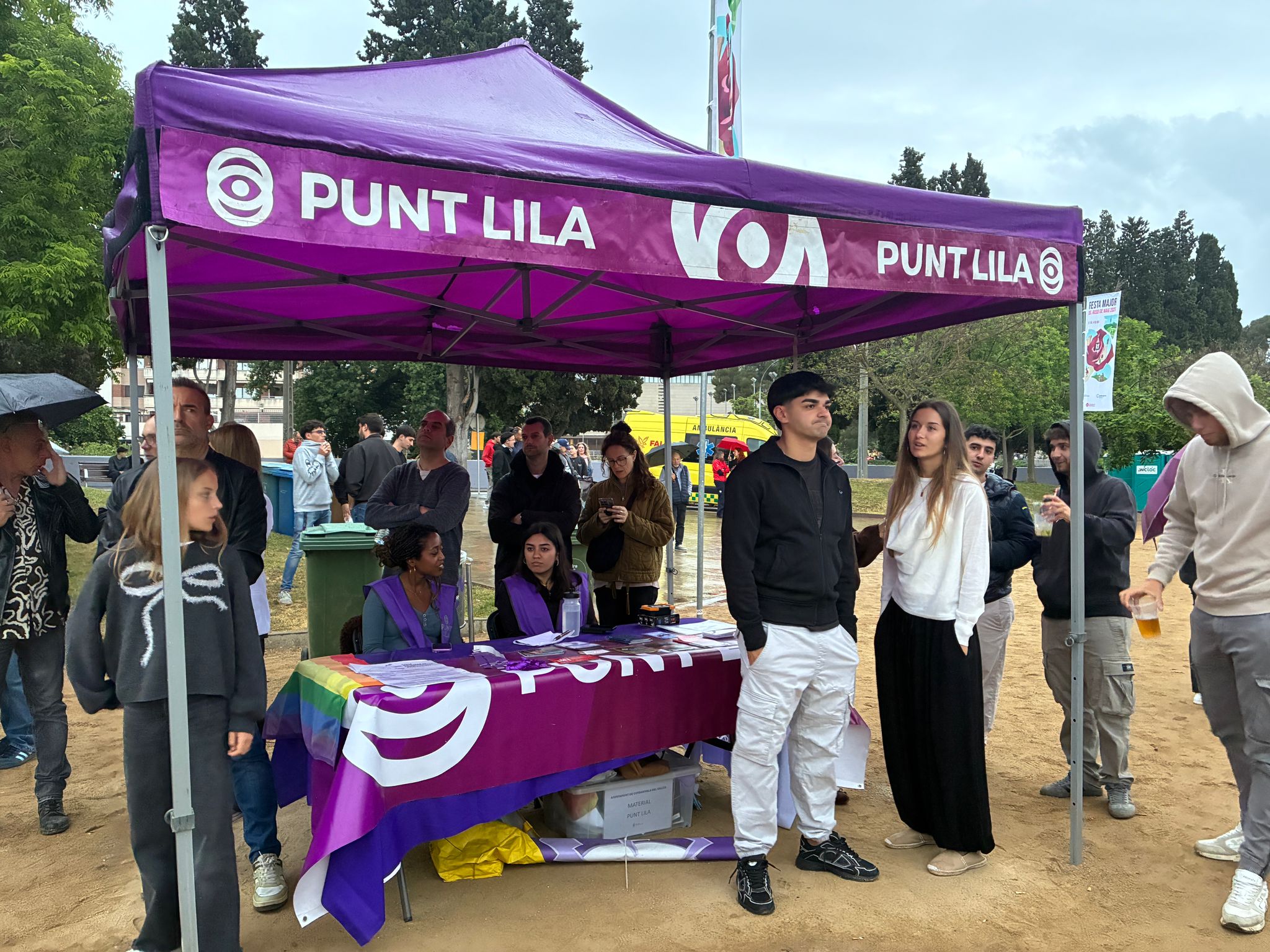 Punt Lila, aquest diumenge, al Parc Xarau, la carpa funciona com a espai de prevenció i informació tant d'agressions masclistes com LGBTIfòbiques. FOTO: Laia Jubany