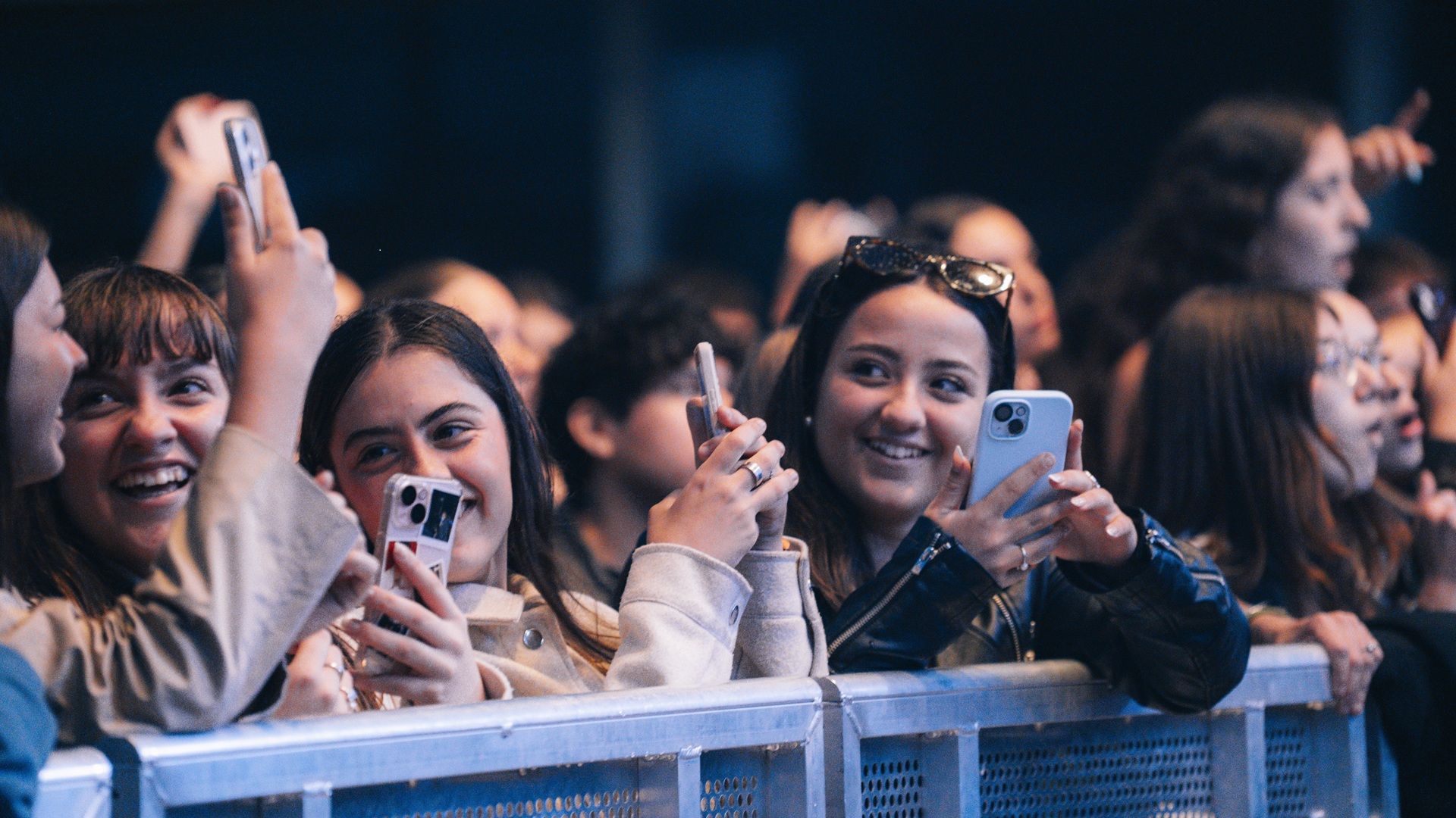 Públic a primera fila gravant i cantant durant el concert de 31 FAM al Parc del Xarau. FOTO Mauri Blázquez