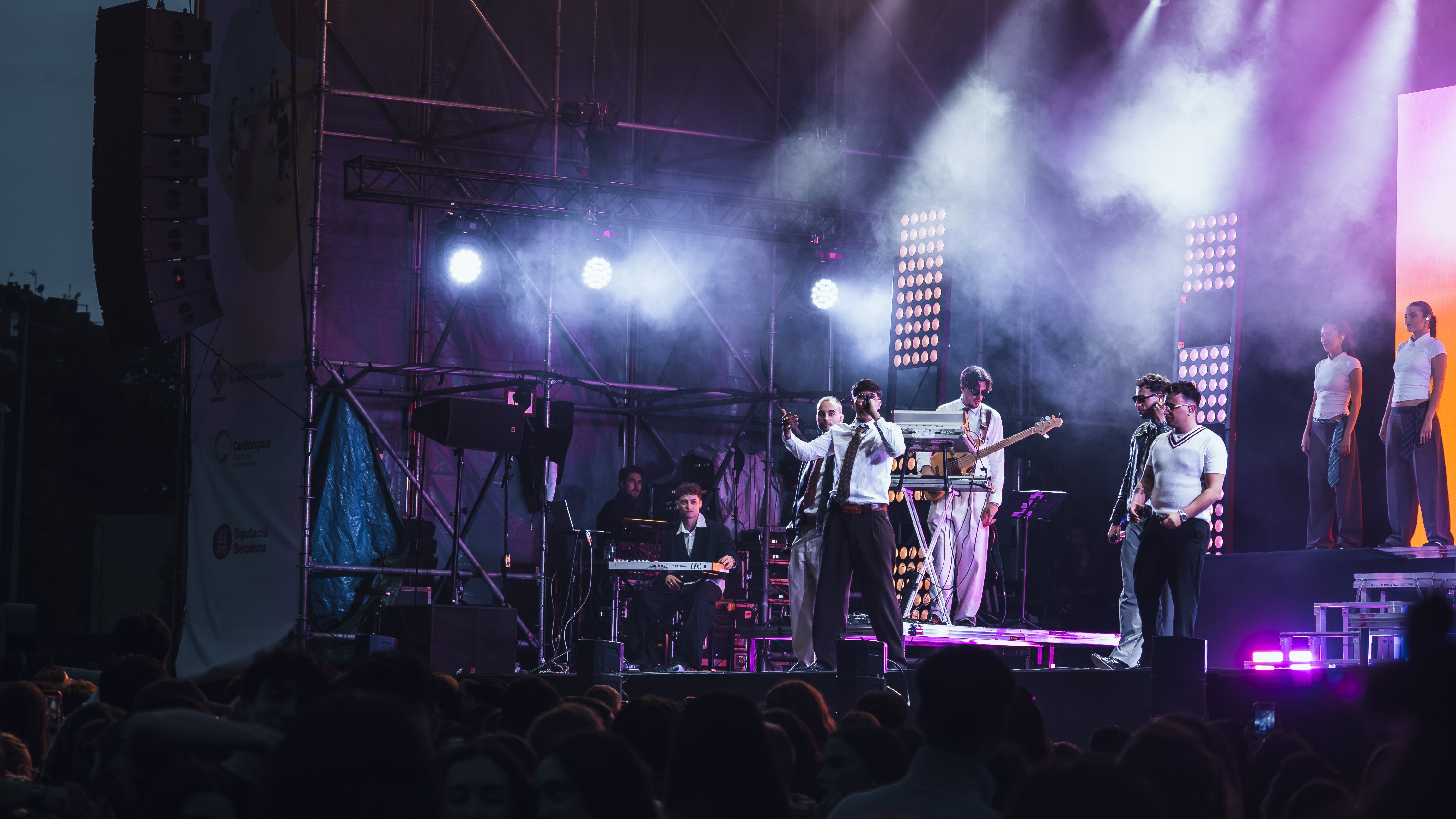 Vista general de l’escenari amb tota la banda de 31 FAM en acció. FOTO: Mauri Blázquez