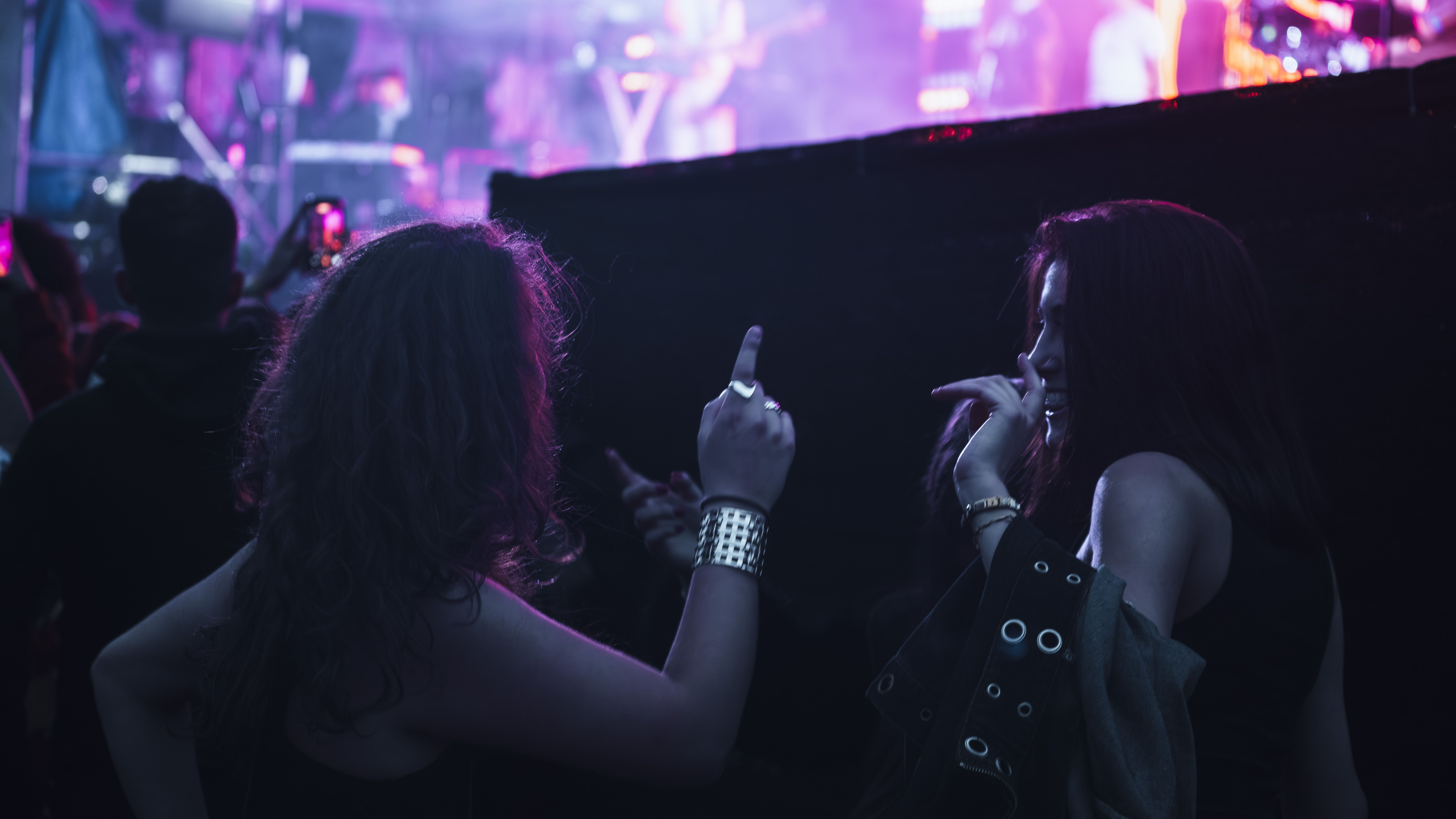 Dues dones segueixen el concert amb complicitat i braços enlaire. FOTO: Mauri Blázquez
