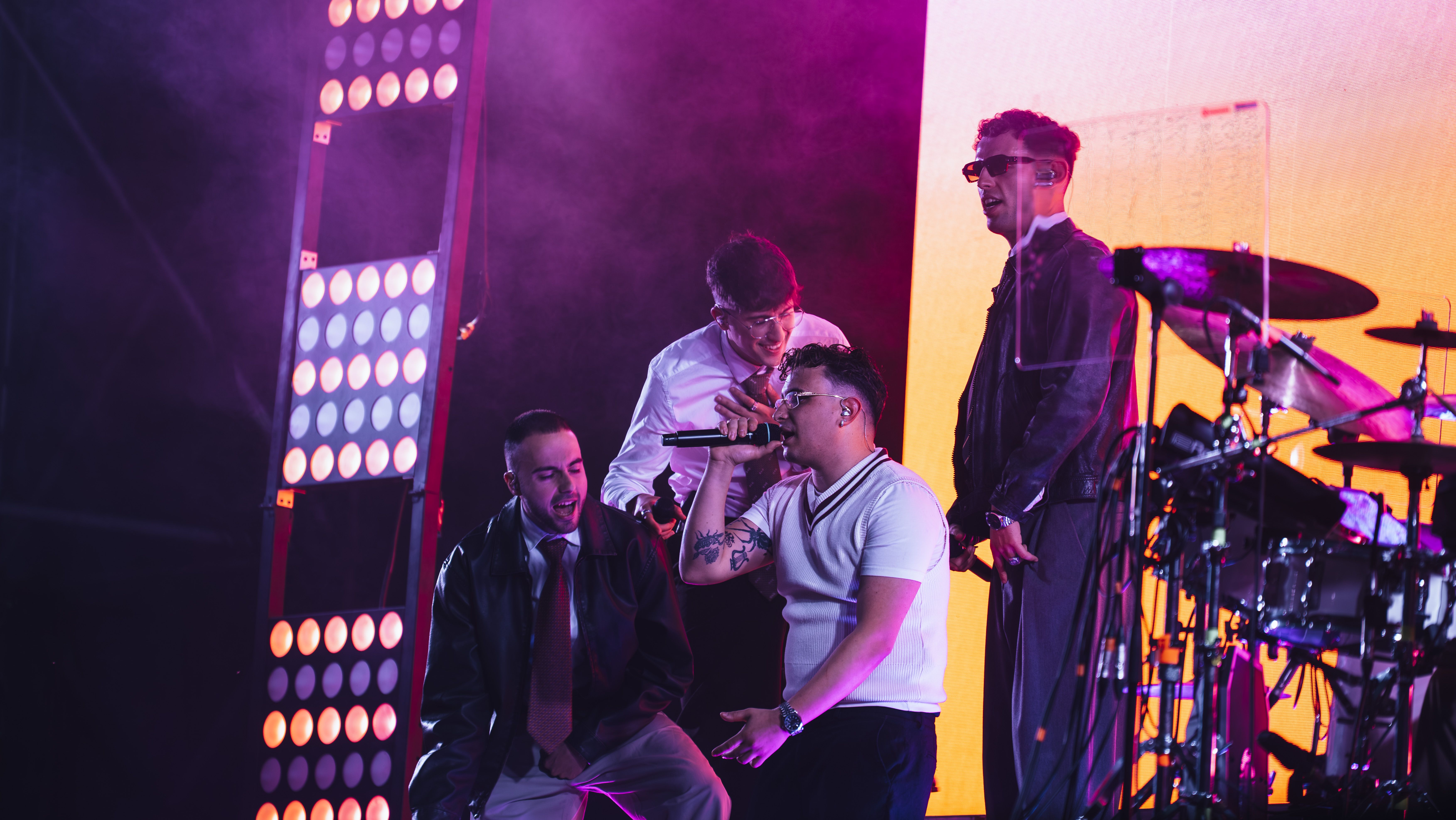 Moment de complicitat entre els artistes durant l’actuació. FOTO: Mauri Blázquez