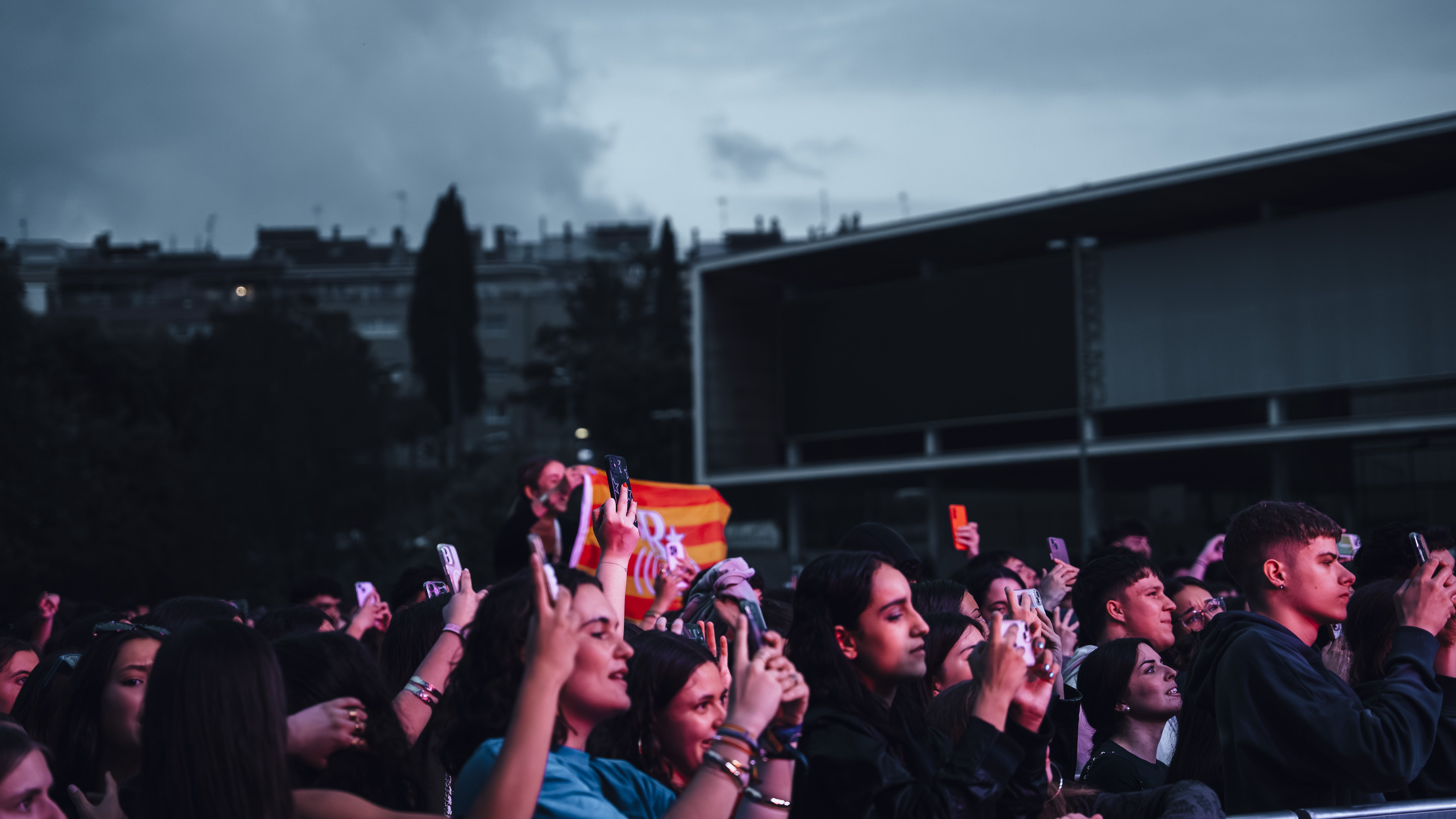 Públic jove seguint el concert amb entusiasme i enregistrant cada moment. FOTO: Mauri Blázquez
