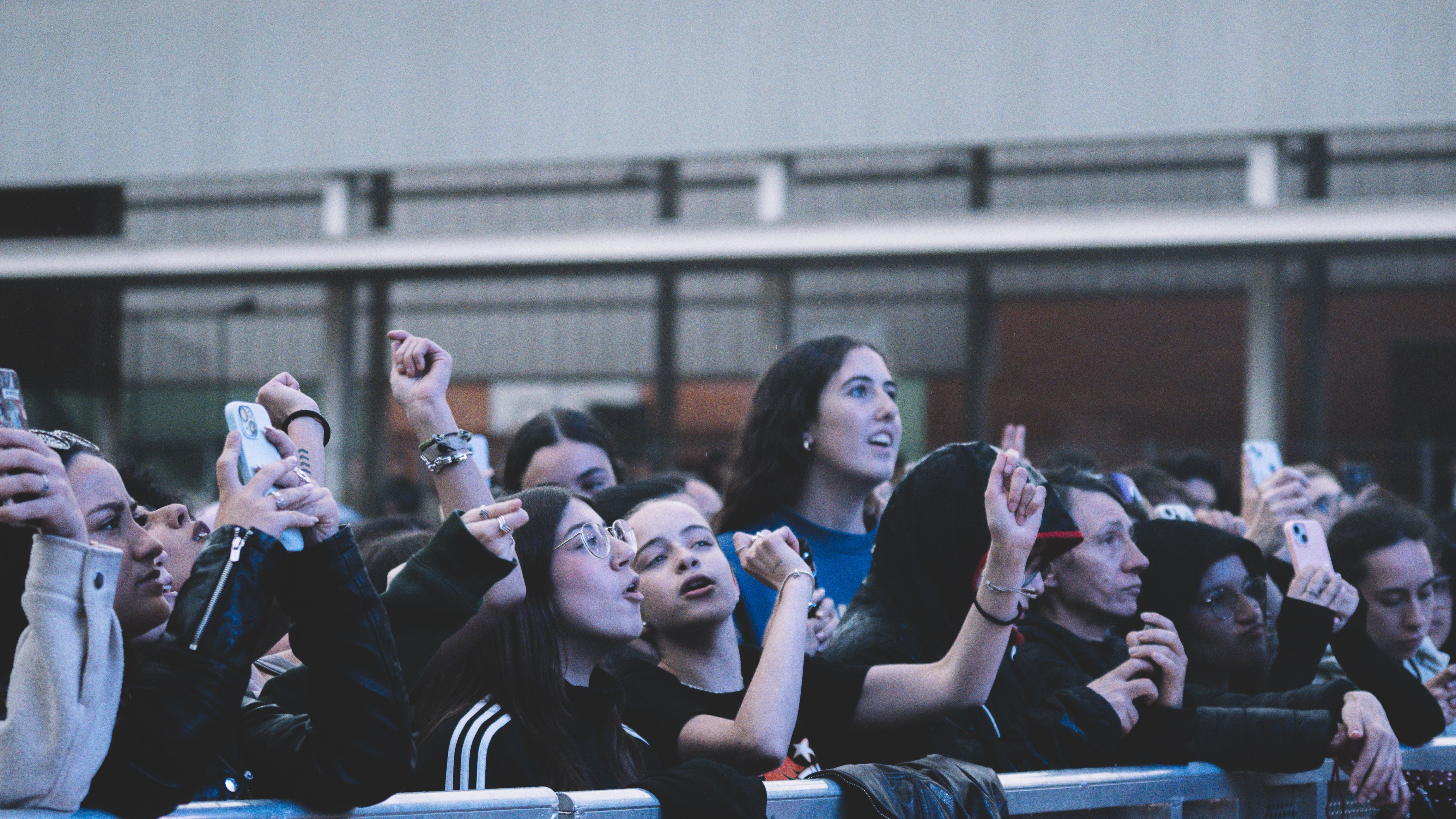 Públic entregat a primera fila durant el concert de 31 FAM al Parc del Xarau. FOTO: Mauri Blázquez