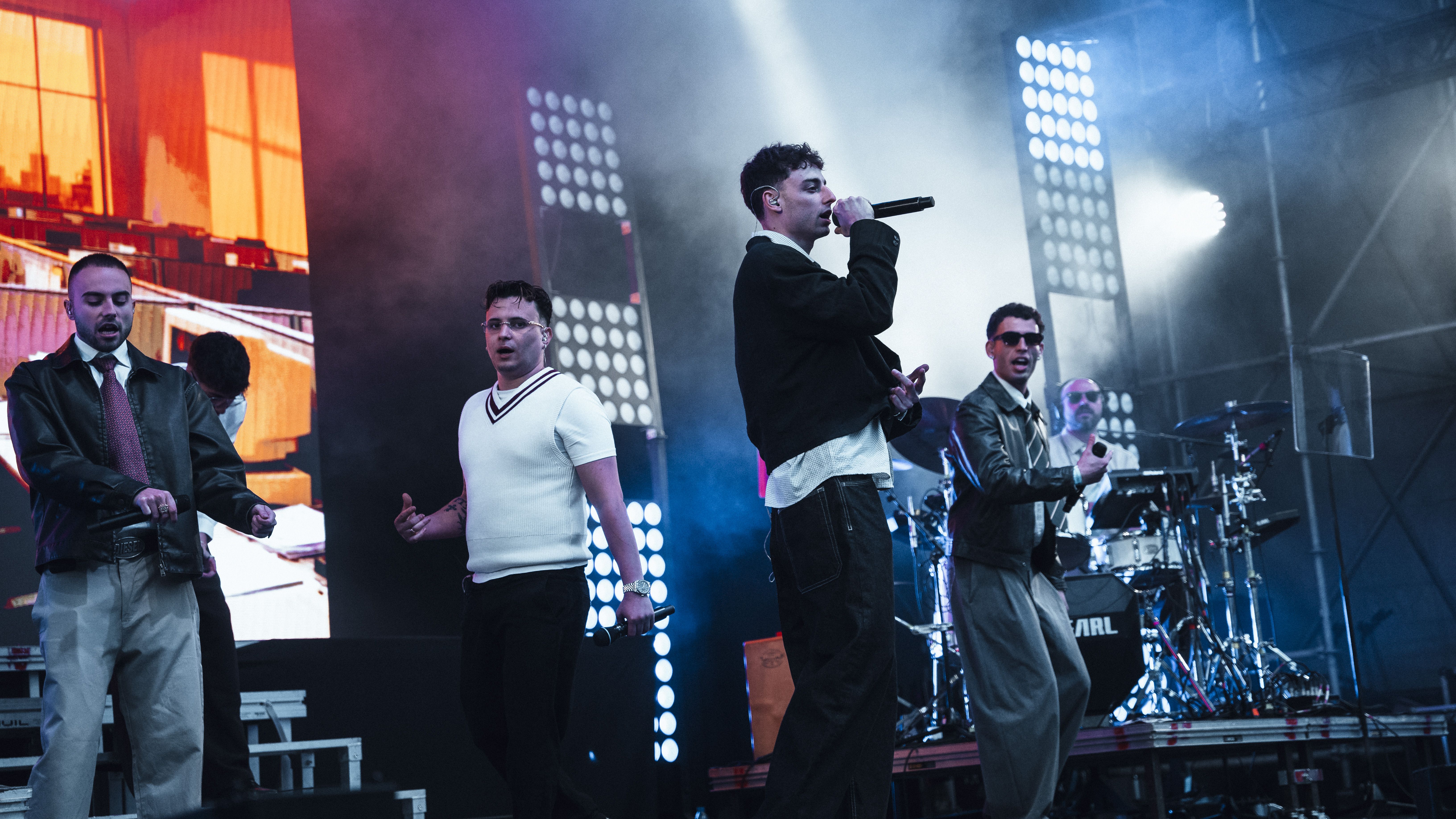 Un dels cantants interpreta un tema en un moment  del concert. FOTO: Mauri Blázquez