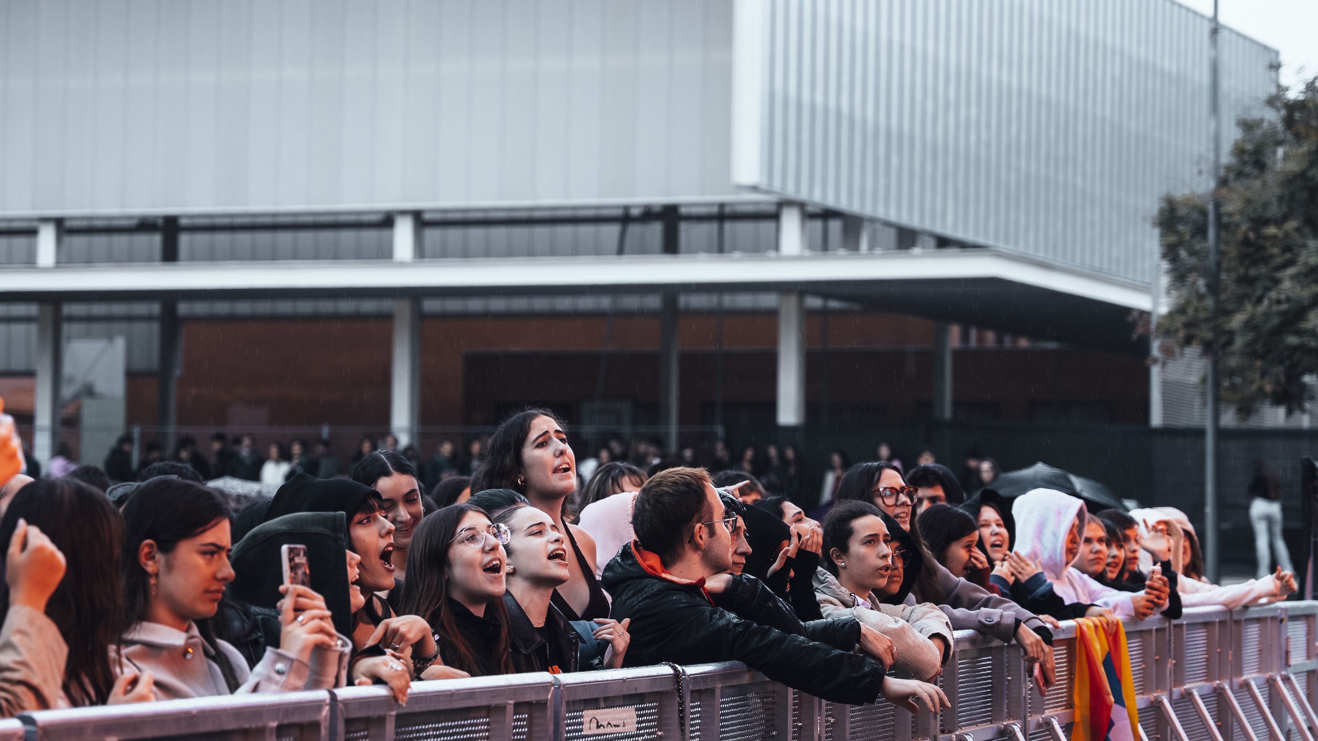 Públic entregat a primera fila durant el concert de 31 FAM al Parc del Xarau. FOTO: Mauri Blázquez