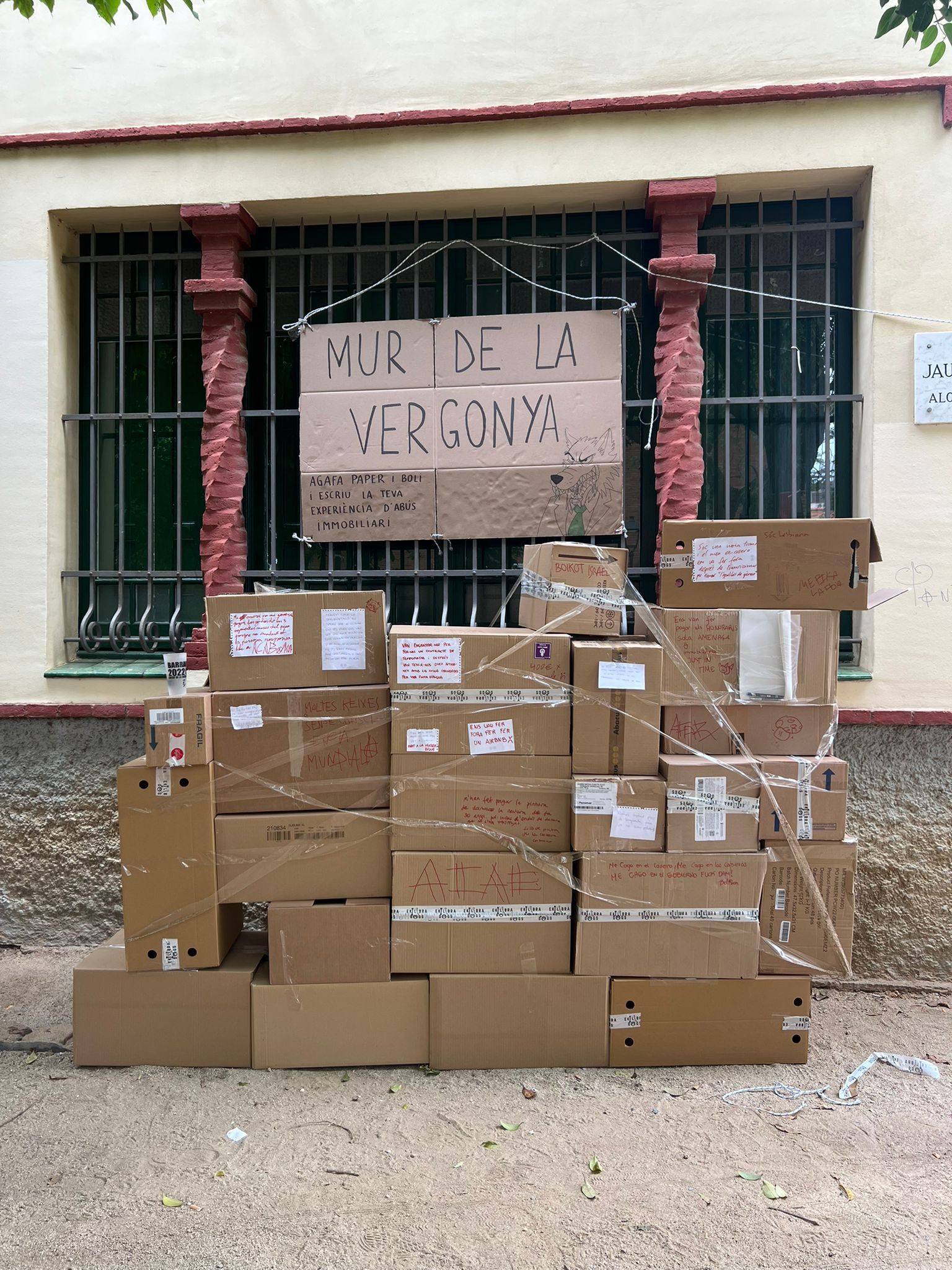 Durant les FAC s'ha construït un mur de la vergonya amb situacions negatives que s'han trobat els veïns en la cerca d'un habitatge digne. Foto Laia Jubany