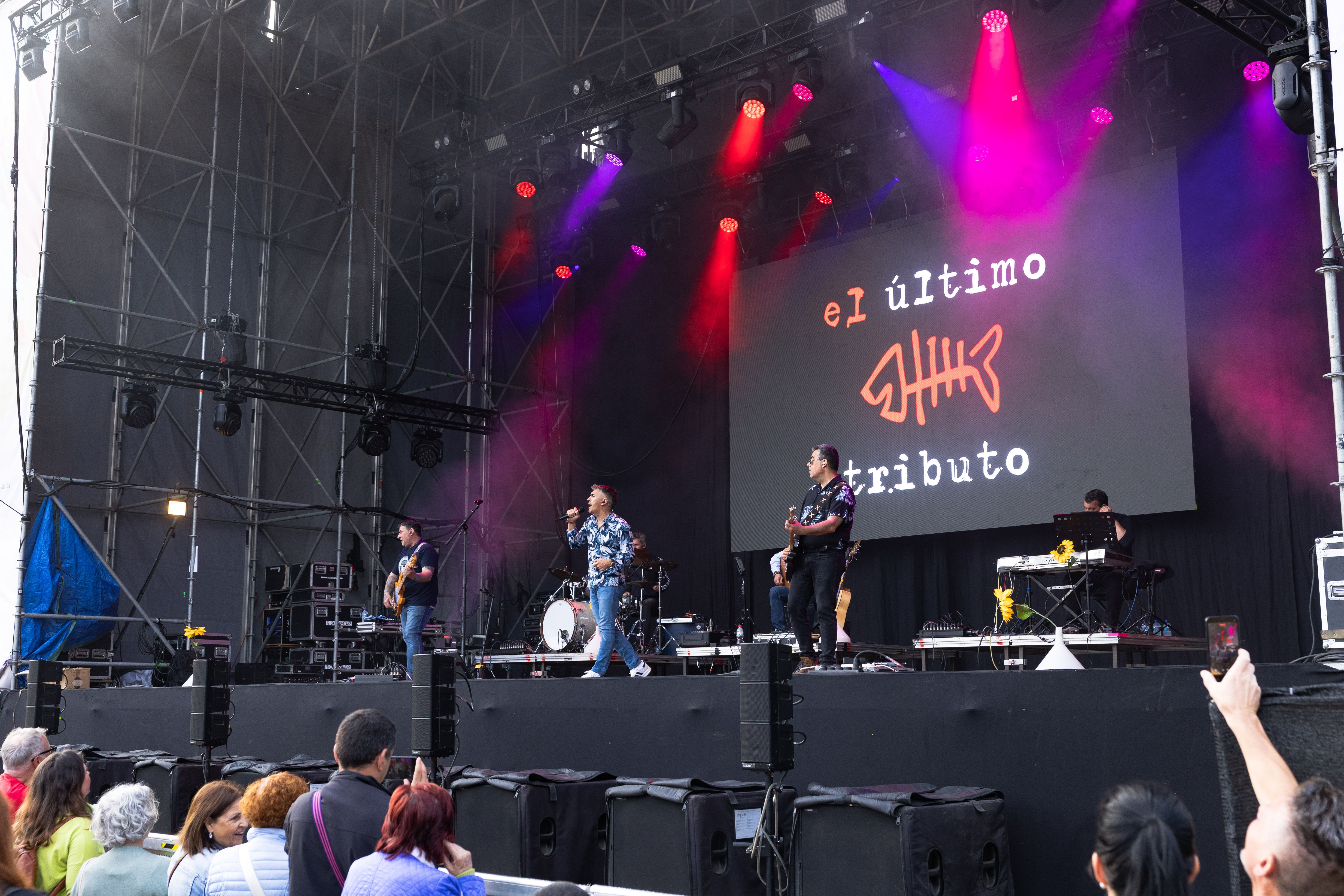 L’escenari del Xarau amb el missatge d’El Último Tributo. FOTO: Arnau Pa