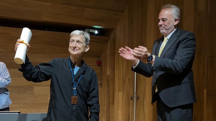 Judith Butler amb el rector de la UAB, durant la investidura. FOTO UAB